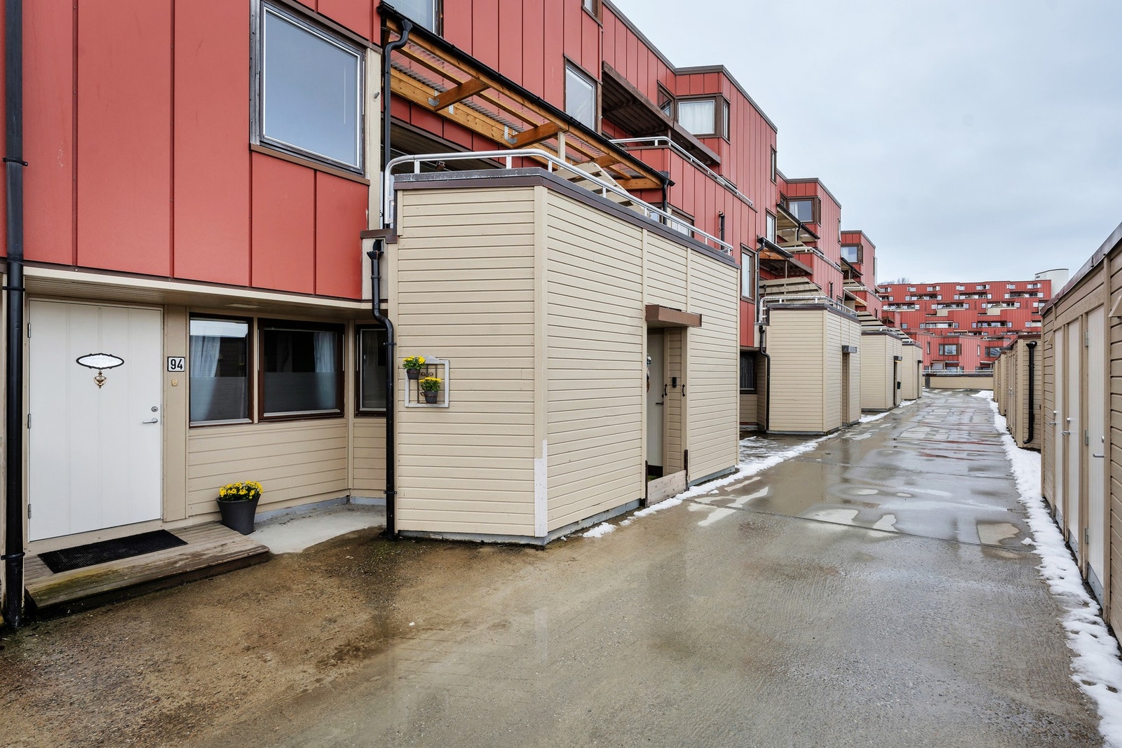 Delvis overbygget inngangsparti. Galleribilde