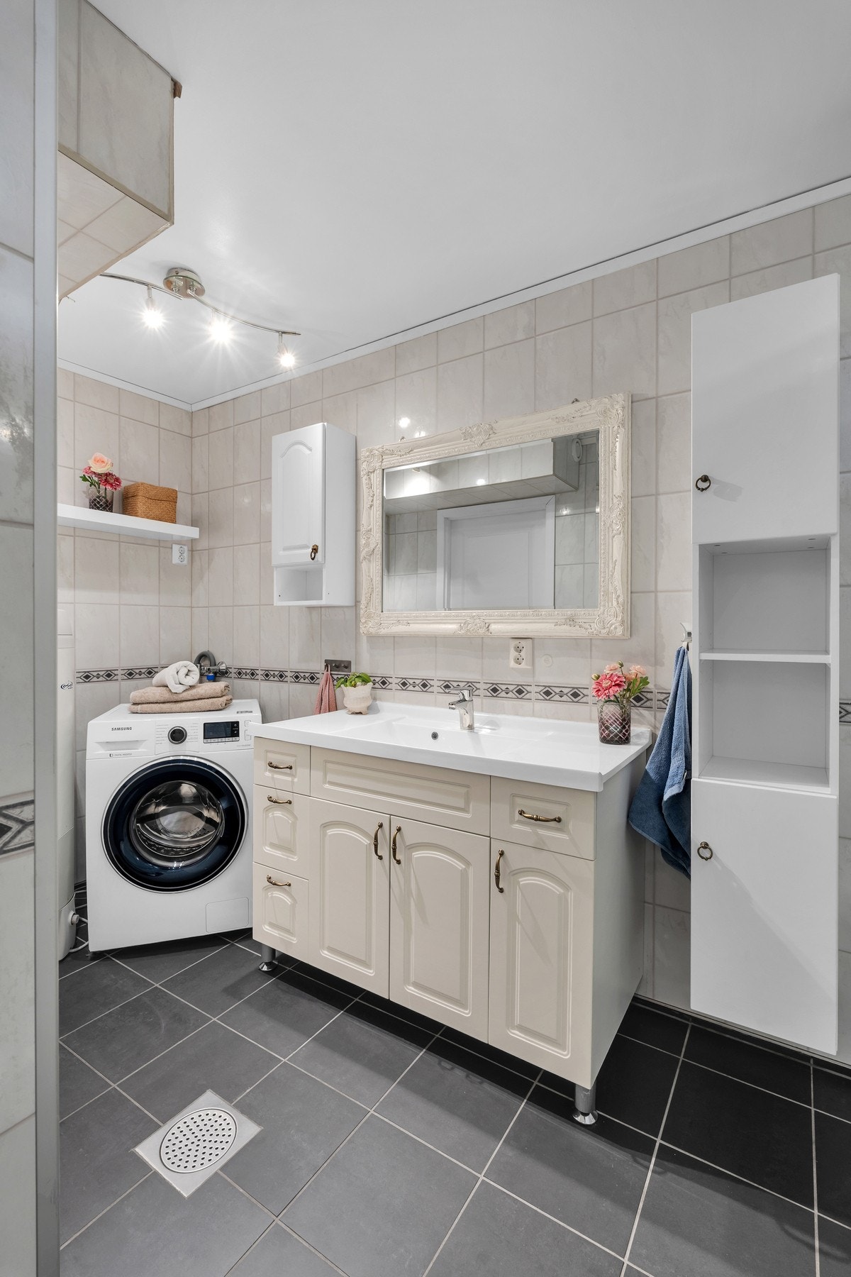 Flislagt bad med plass til vaskemaskin. Galleribilde