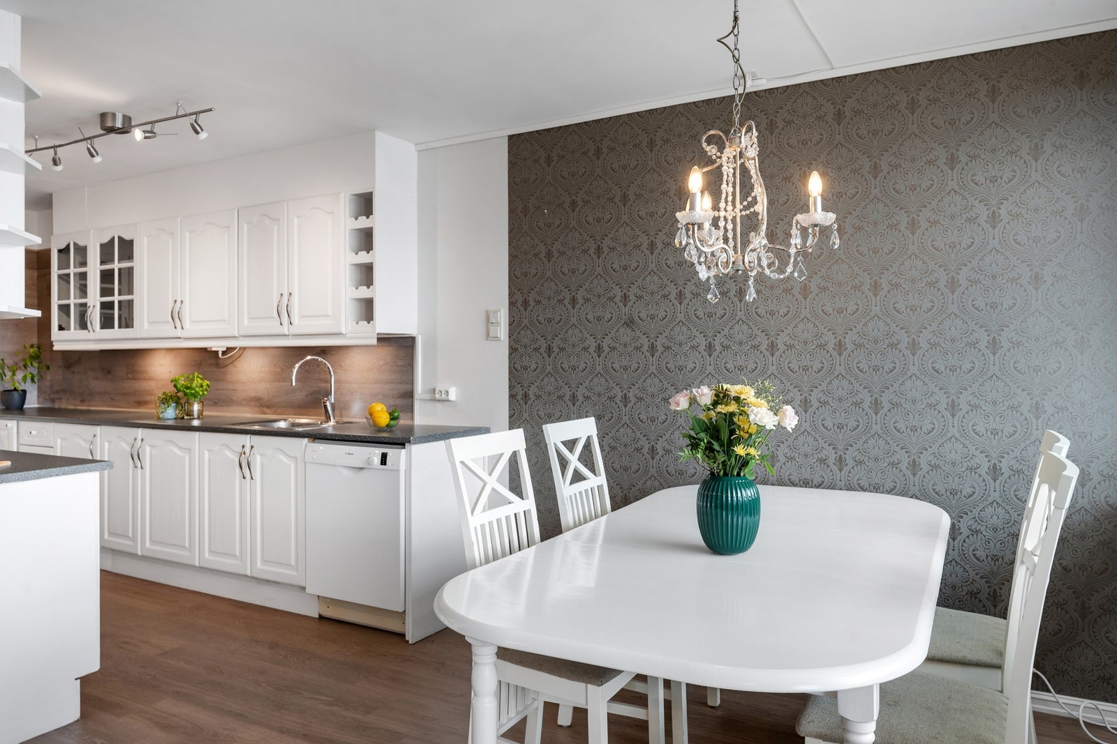 Det er delvis åpen løsning mellom kjøkken og stue. Galleribilde