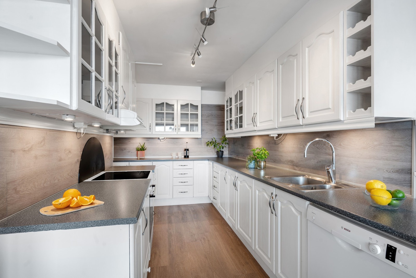 Flott kjøkken med god oppbevaring- og benkeplass. Galleribilde