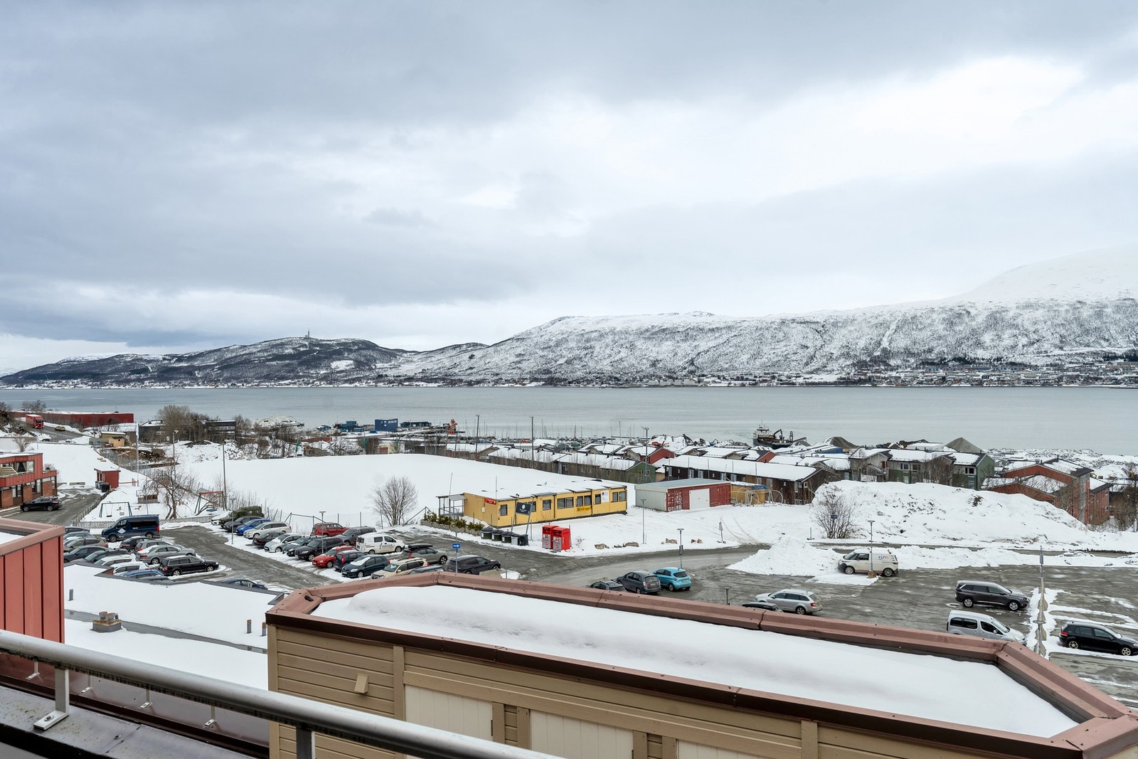 Det er gode bussforbindelser (rute 20 og 42) og kort vei til nærmeste bussholdeplass. Galleribilde