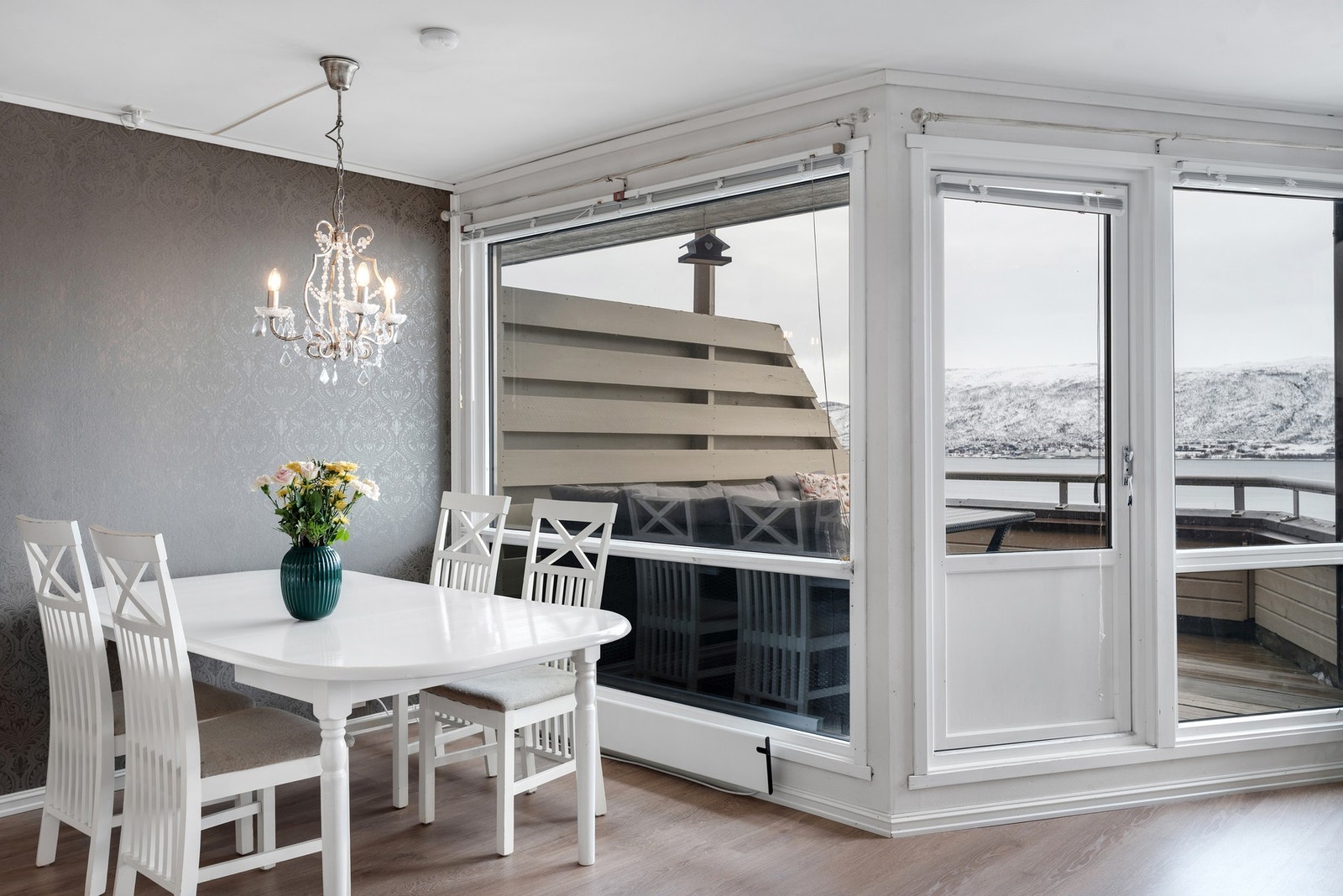 Fra stue er det utgang til balkong på 9 kvm hvor fantastisk utsikt kan nytes! Galleribilde