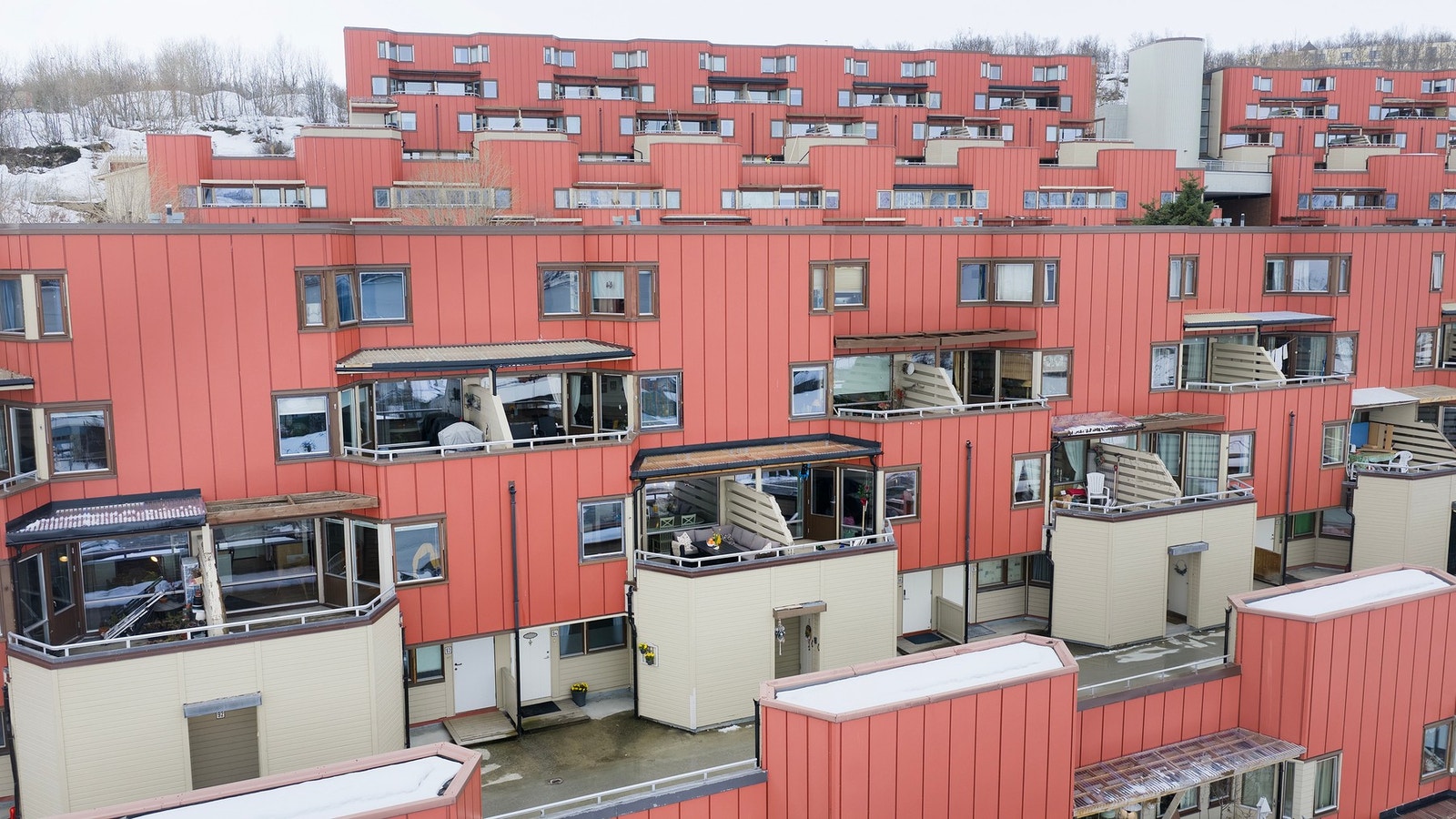 Det er et åpent og bilfritt uteområde utenfor leiligheten. Galleribilde