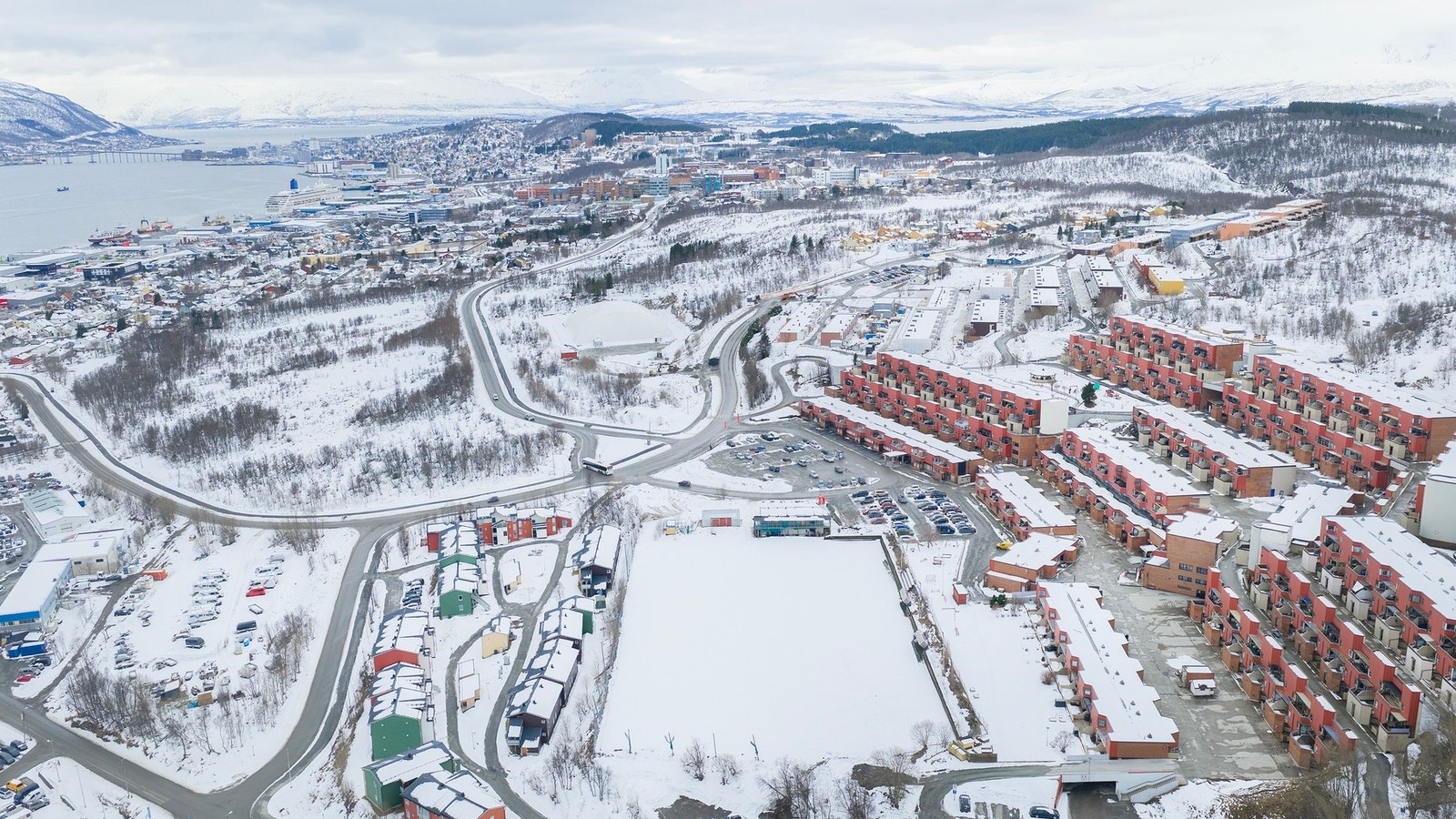 Området har flere fasiliteter og servicetilbud i umiddelbar nærhet - bl.a. barnehage, barneskole, dagligvarehandel, legesenter, fotballbane og idrettshall. Galleribilde
