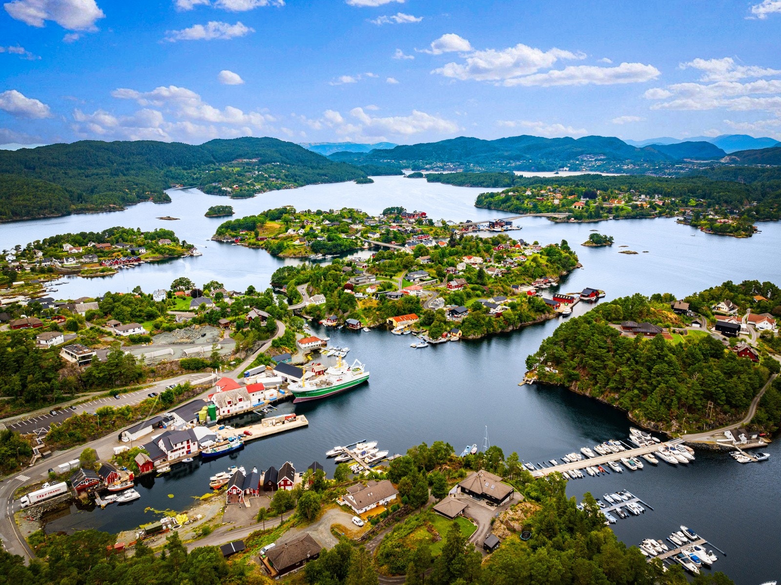 Denne eiendomme selges med leieavtale på båtplass i 5 år fra sommeren etter kjøp med mulighet til å forlenge den. Galleribilde