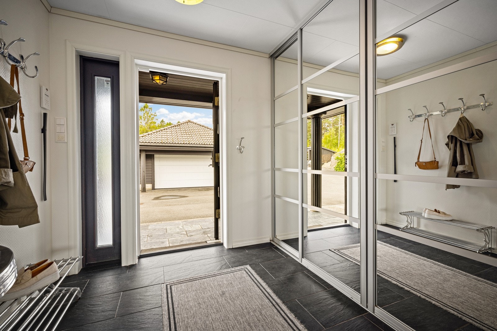 Flott entrê med god garderobeplass. Galleribilde