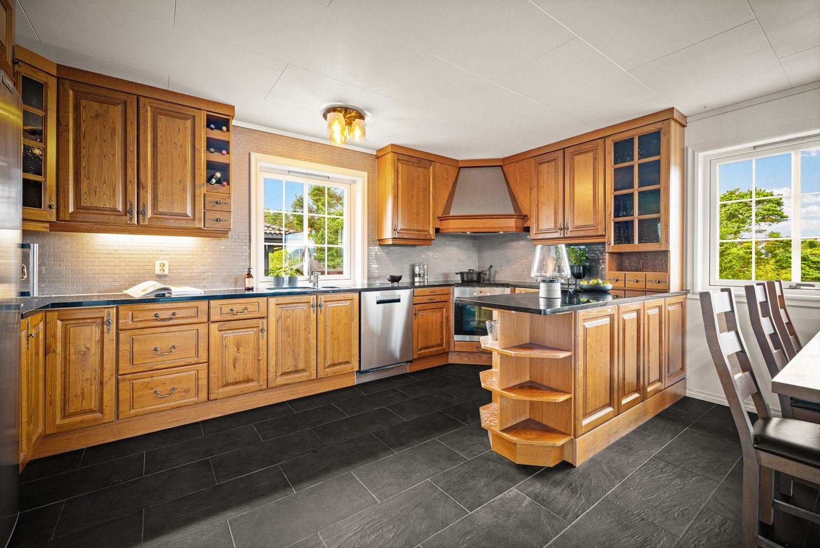 Godt med både skap- og benkeplass. Galleribilde