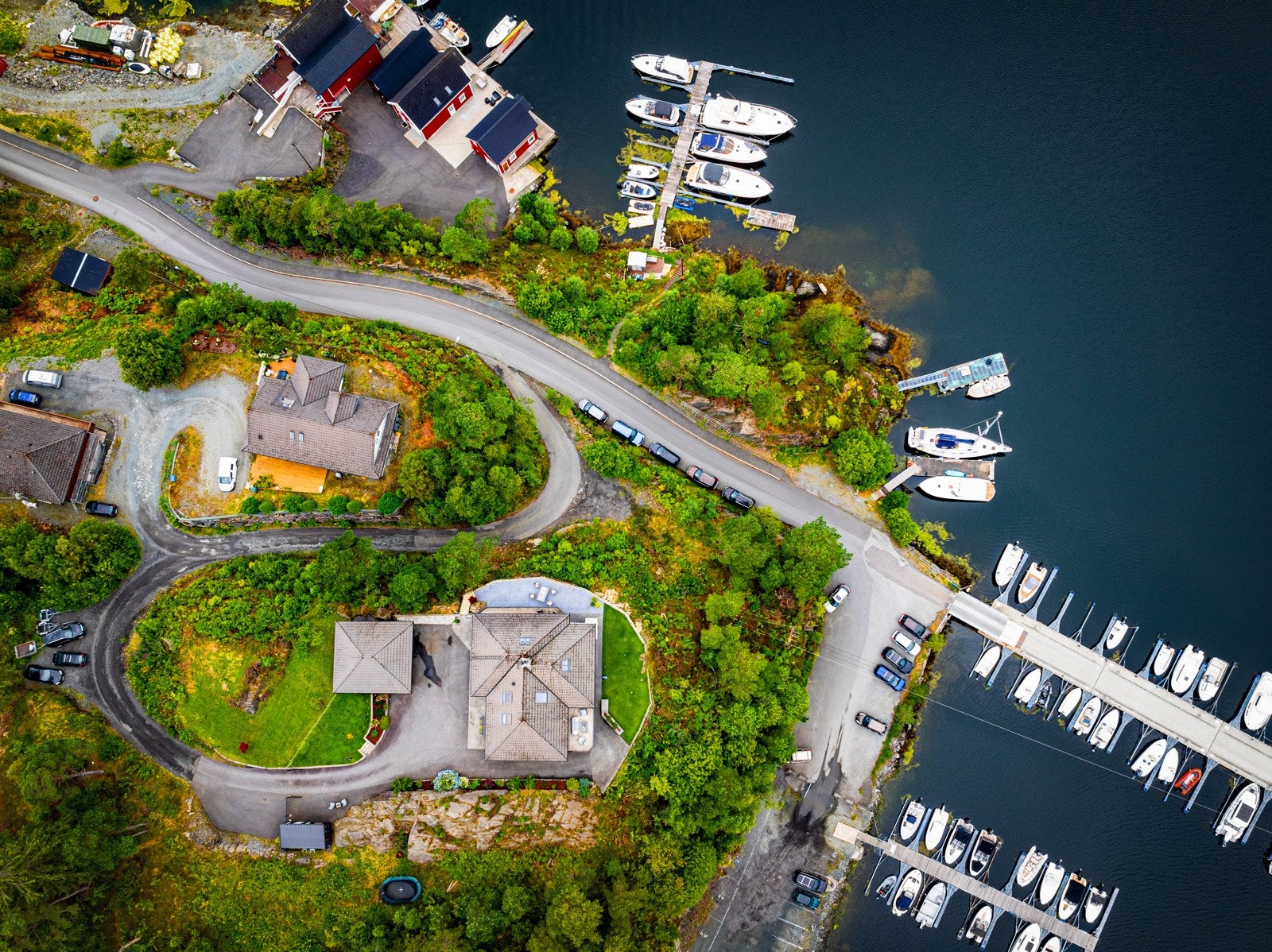 Flytebryggen ligger like nedenfor huset i retning nord/vest. Galleribilde