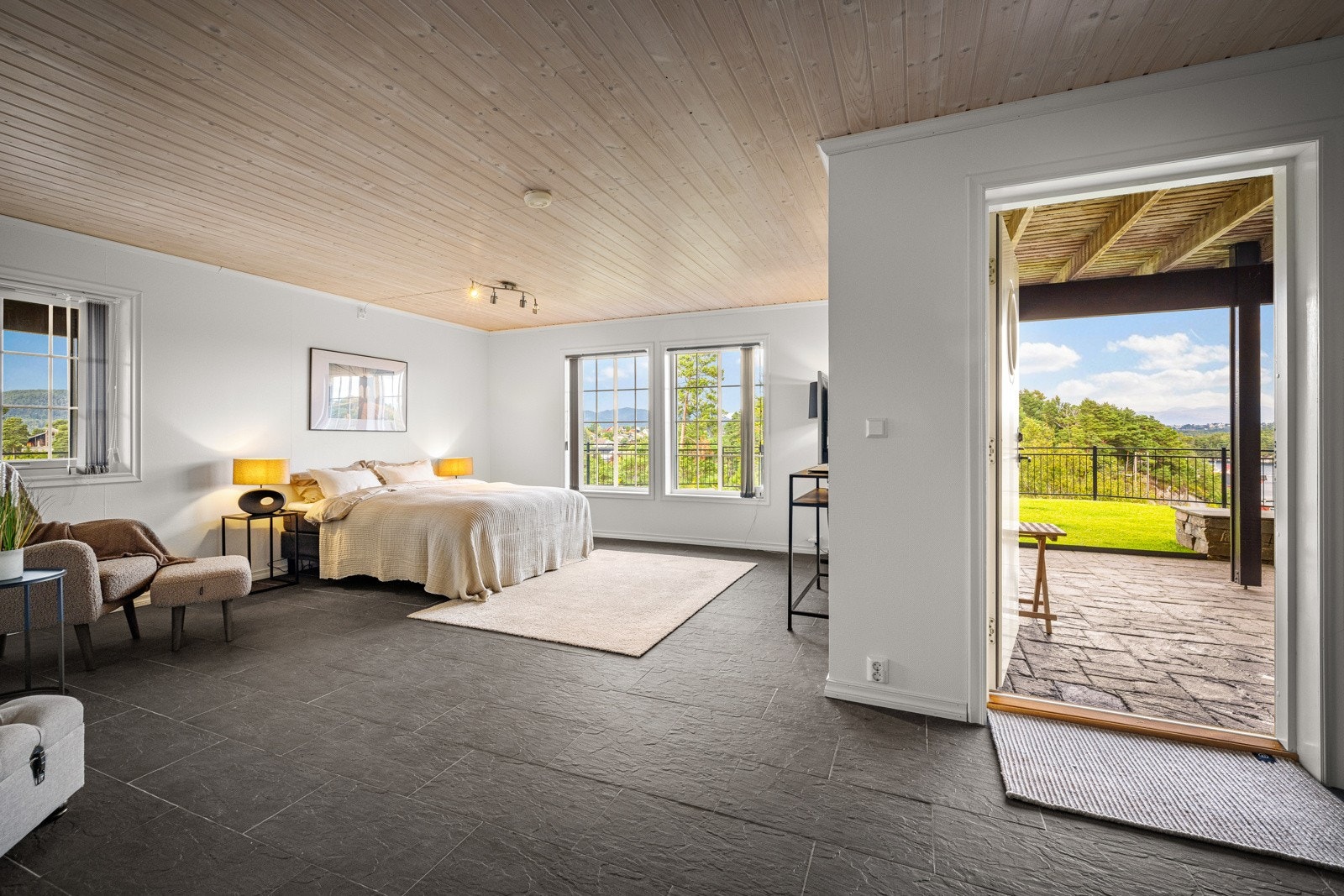 Her kan man gå rett ut å spille krokket på plenen. Galleribilde