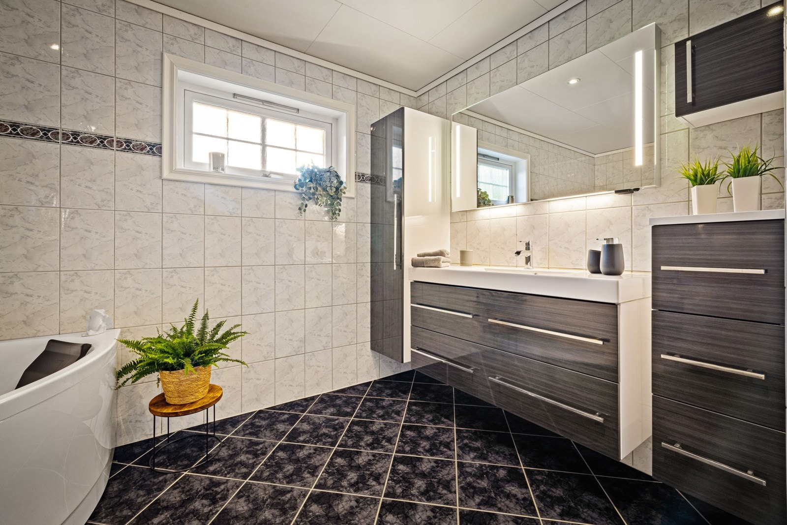 Helfliset bad med varme i gulv og downlights i himlingen. Galleribilde