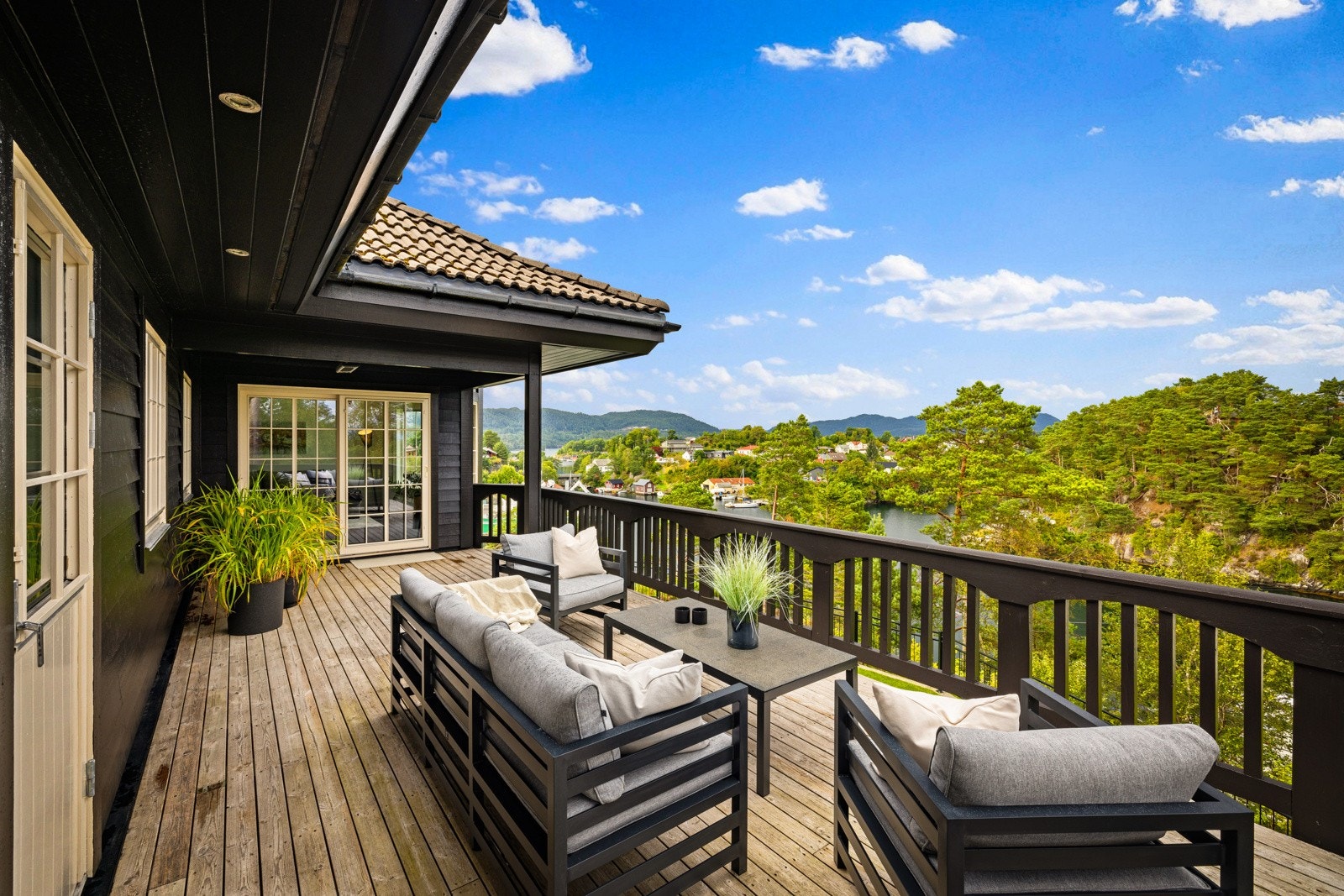 Dette er den største terrassen i denne etasjen og er på 30 m². Galleribilde