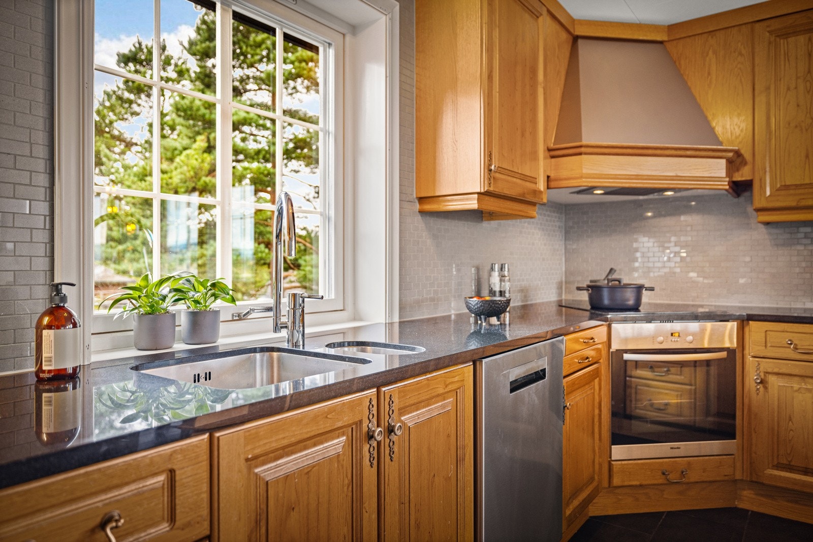 Flott benkeplate som er av polert mørk granitt. Galleribilde