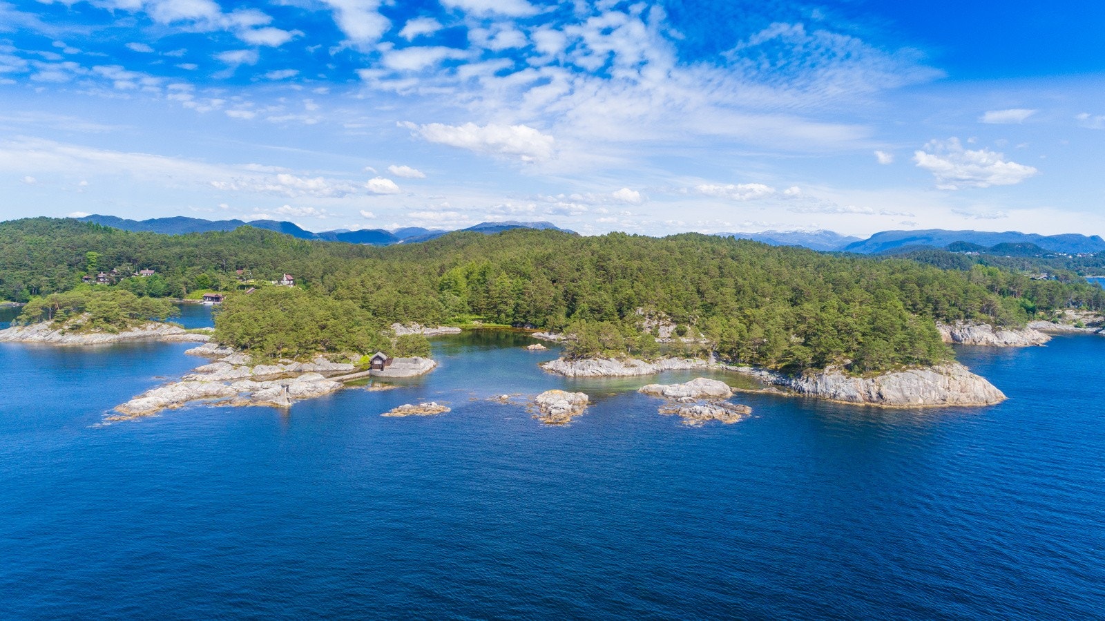 Det er ikke lange gåturen til varke Kobbavågen hvor det er fine og barnevennlige badeviker, stupebrett, flere fine turløyper, og en egen eventyrløype. Galleribilde