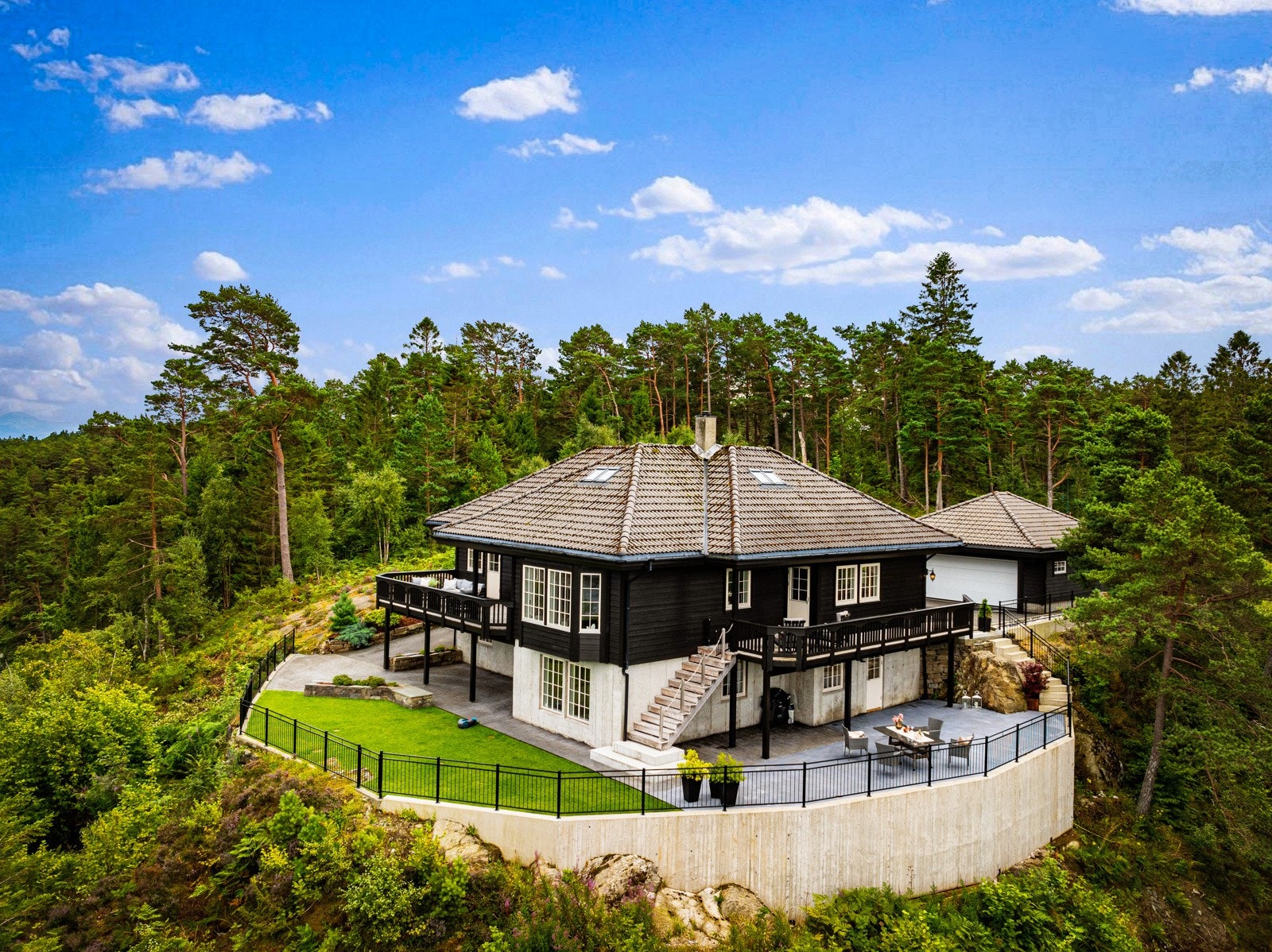 Flott eiendom med flere fine uteområder. Galleribilde