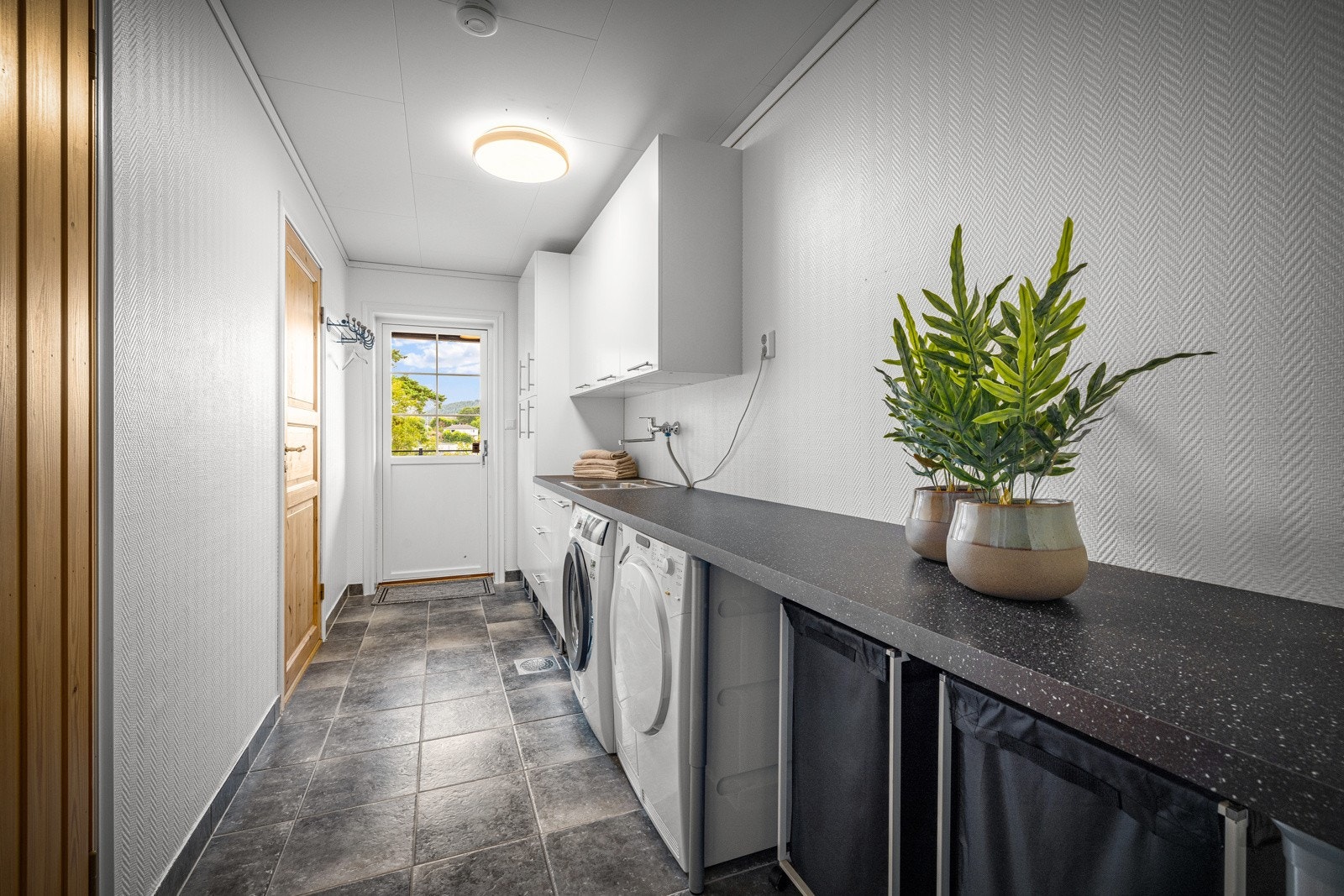 Fra vaskerommet er det inngang til kjølerom og bod. Kjølerommet er klargjort, men har ikke kjøleaggregat. Galleribilde