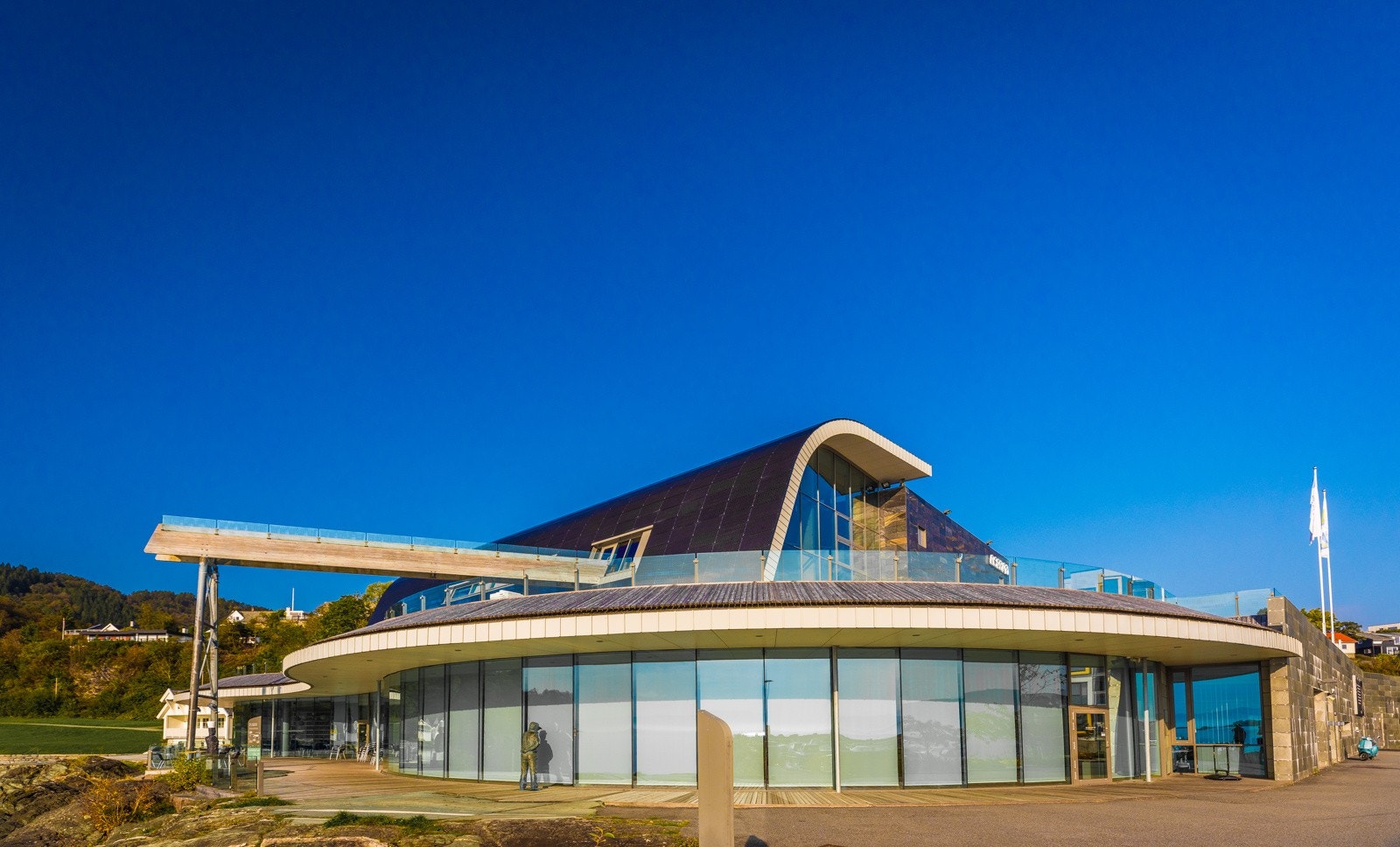 På Osøyro ligger Oseana Kunst- og kultursenter i flotte omgivelser ved havnen. Galleribilde