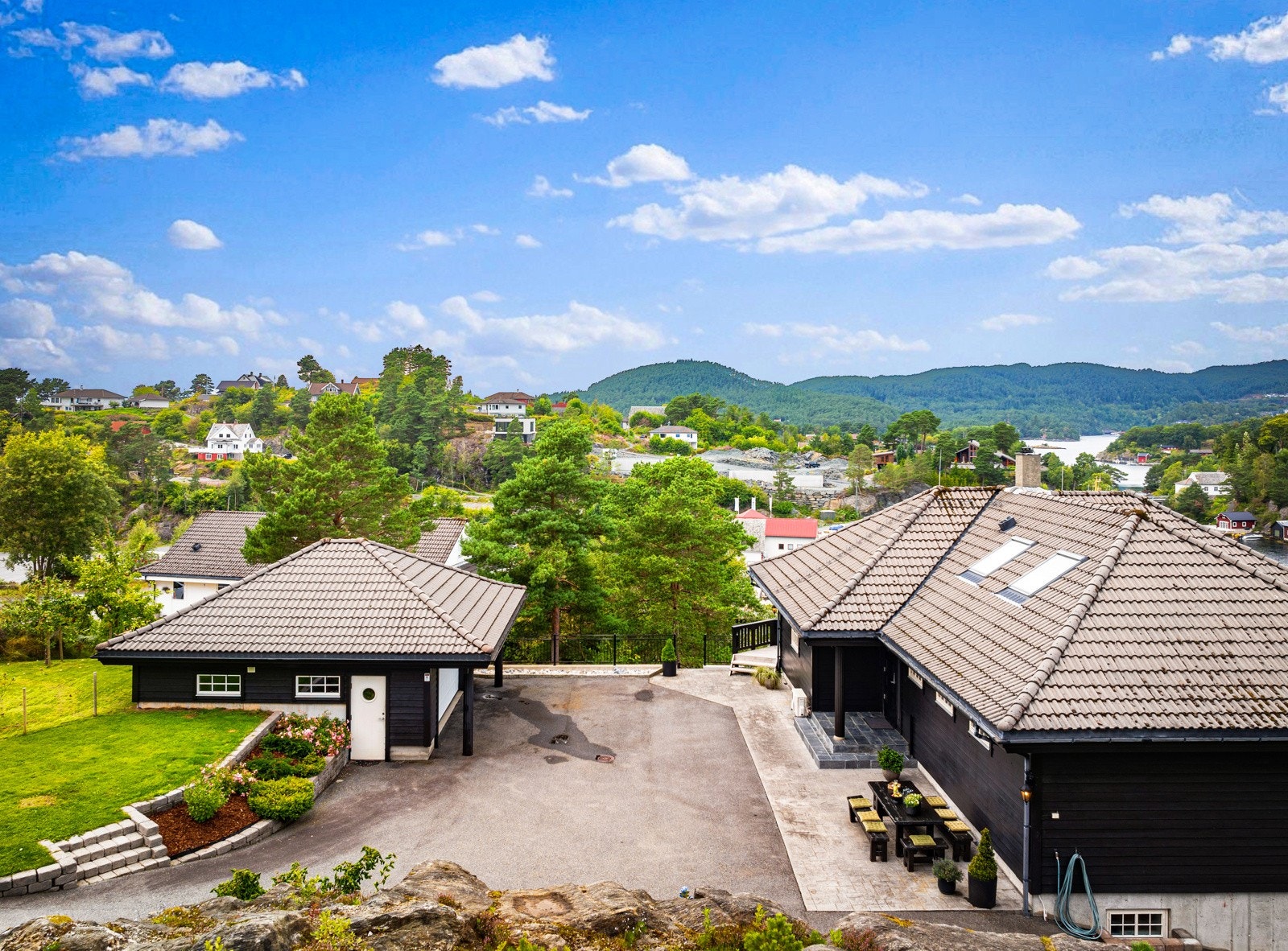 Stor eiet tomt som ligger høyt i terrenget. Galleribilde