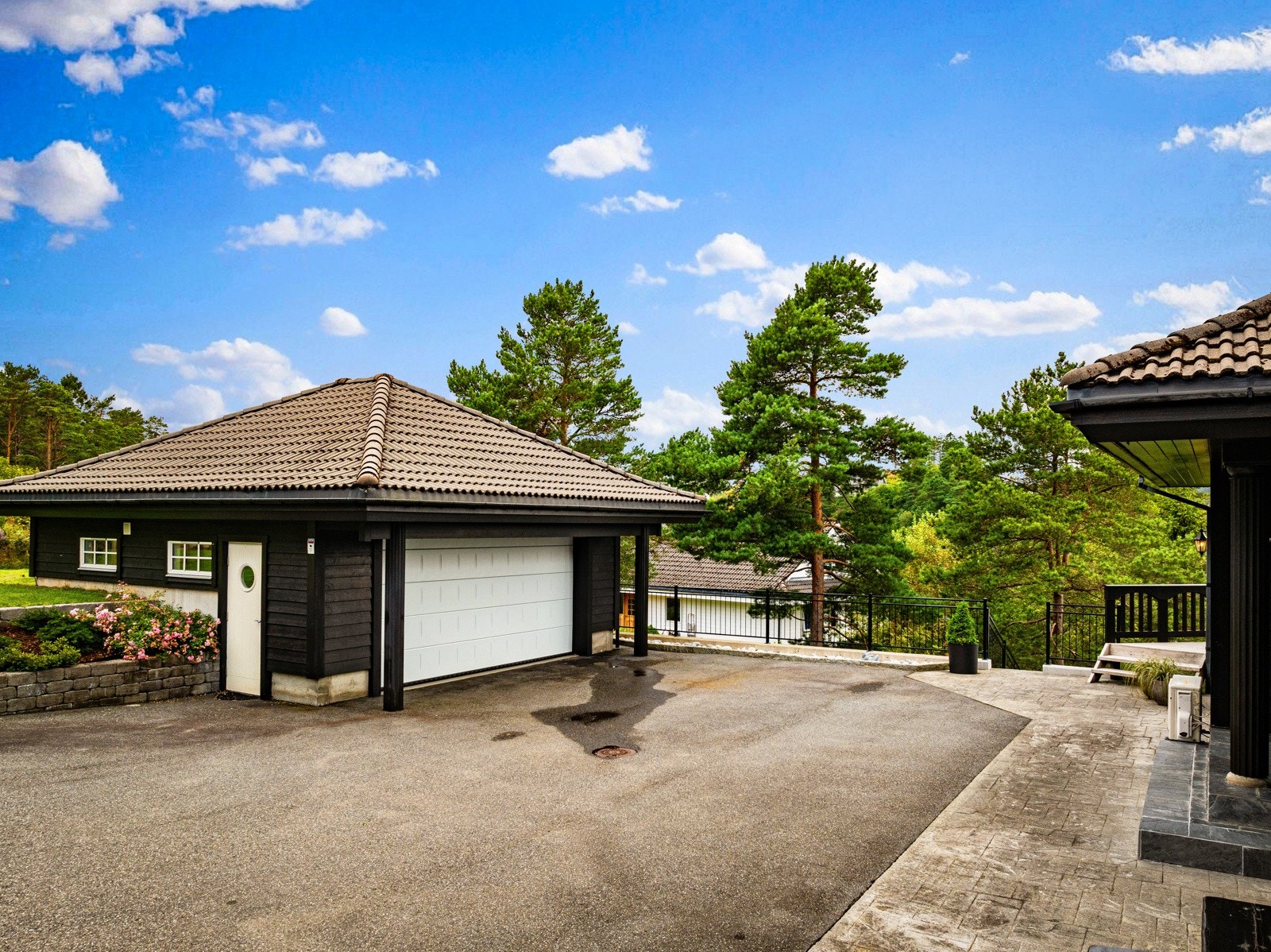 Garasje med leddport i stål og el. portåpner. Galleribilde