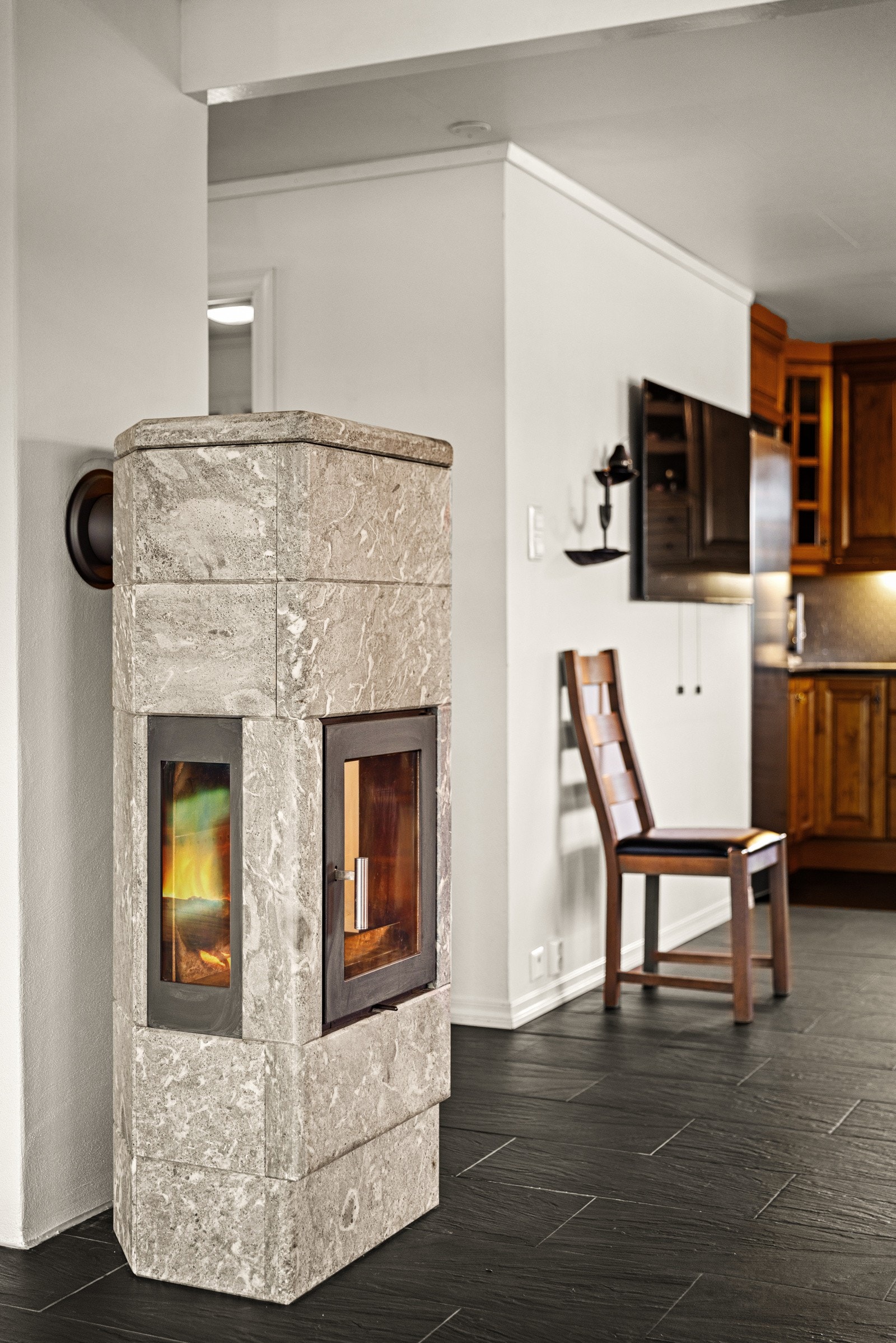 Flott vedovn sentralt plassert så den varmer i både stue og på kjøkken. Galleribilde