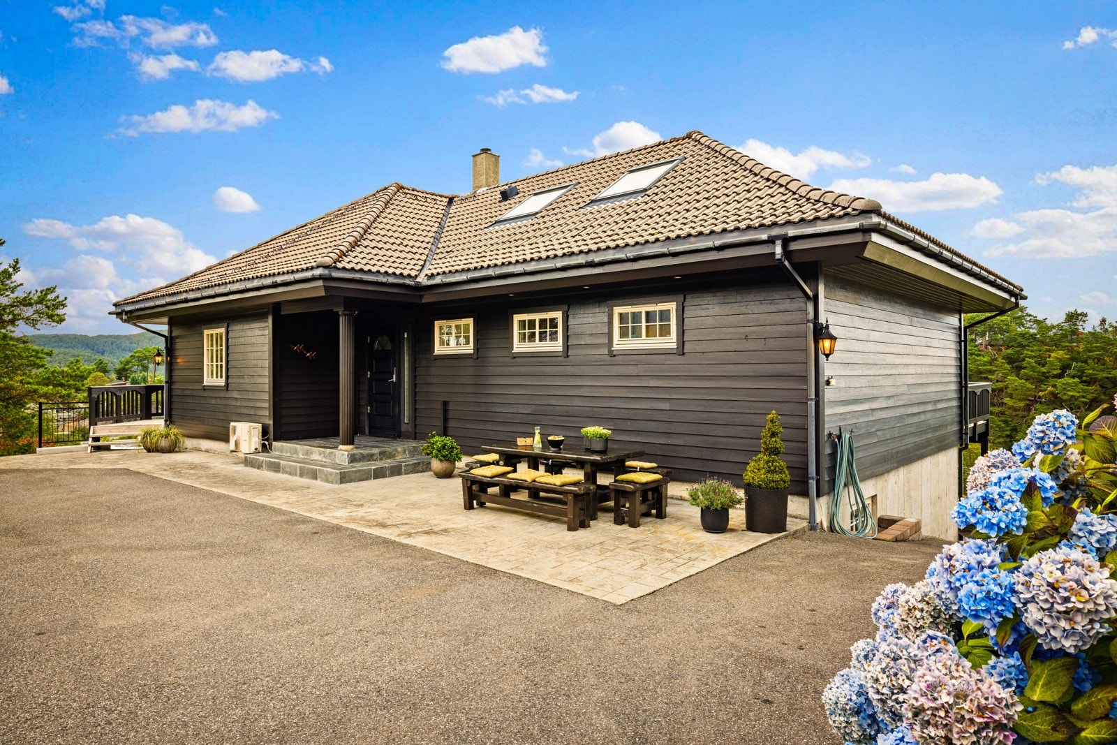 Uteplass av pressbetong i forkant av huset. Galleribilde