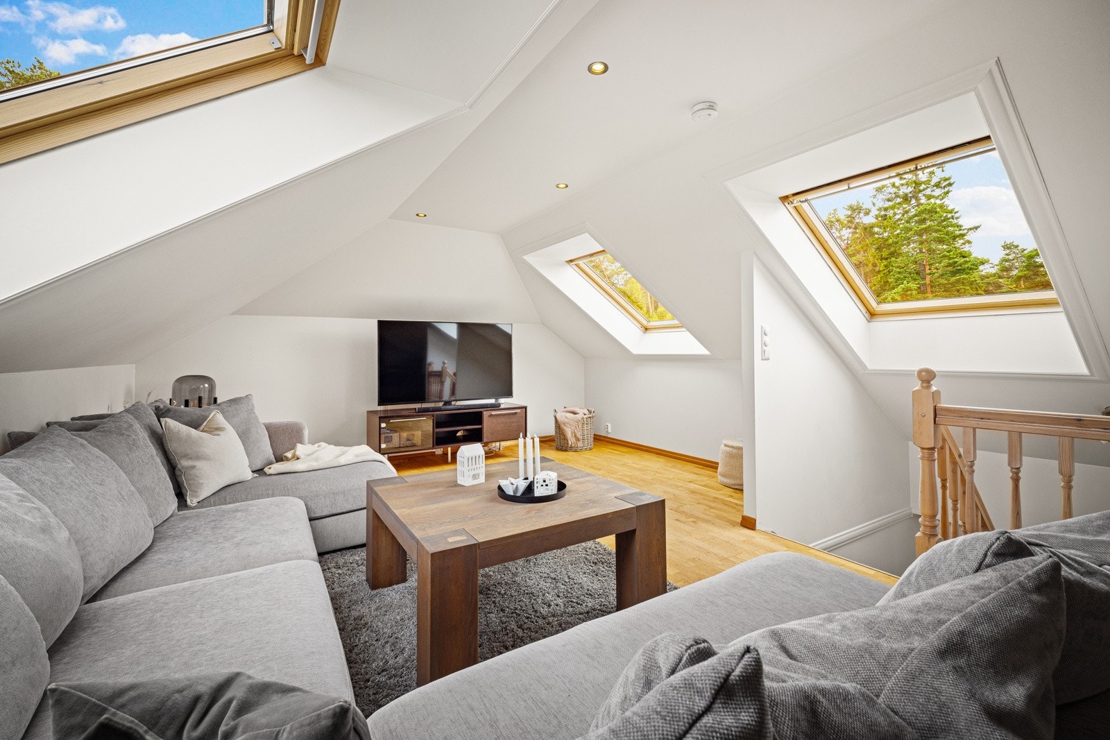 Skråtak og downligts i himlingen. Galleribilde