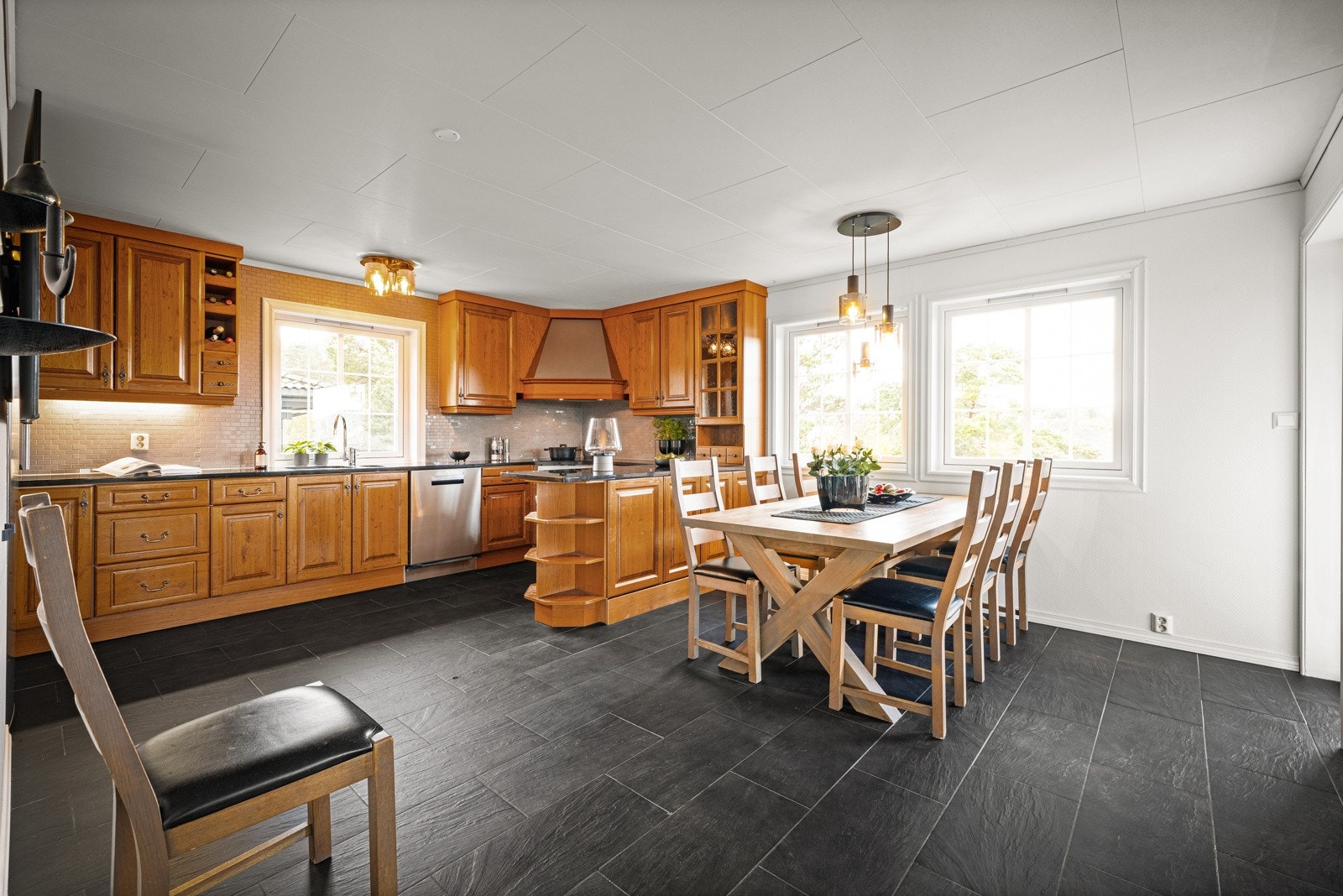 Stort og romslig kjøkken hvor det er god plass til å dekke på til flere gjester. Galleribilde