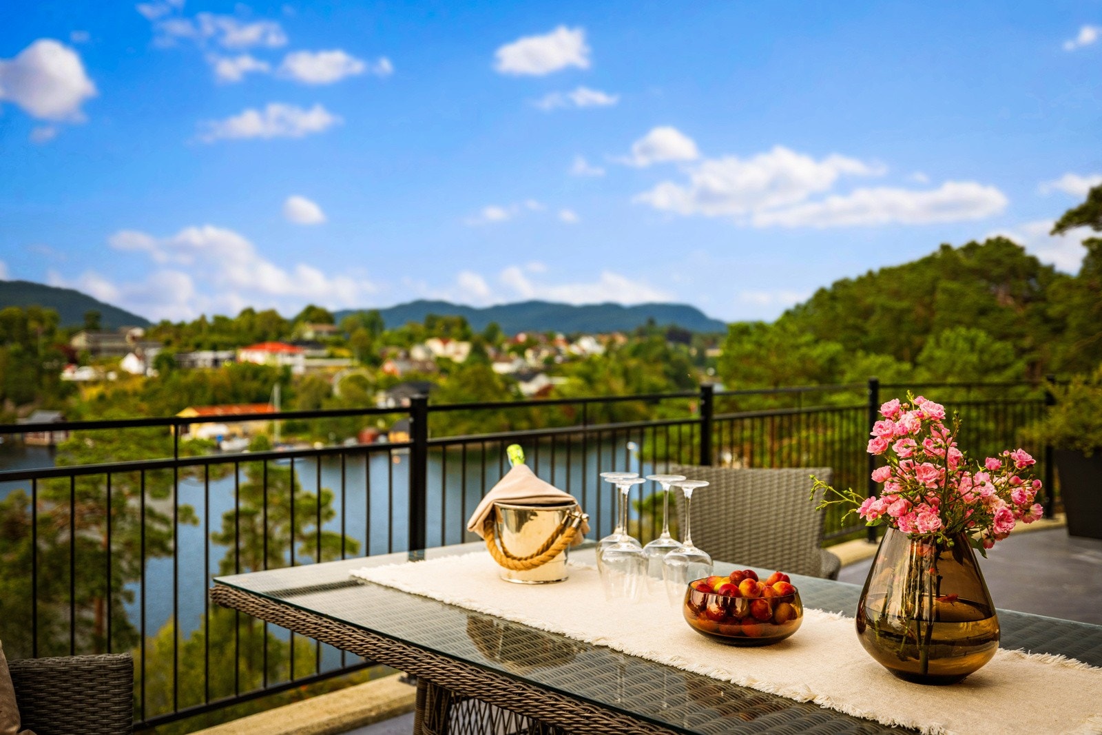 Her har man boligen fremst mot kanten og ingen foran. Galleribilde