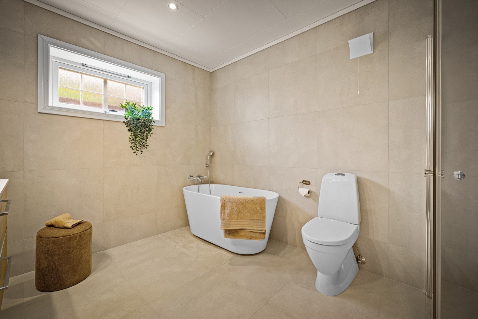 Helfliset bad med varme i gulv og downligths i himlingen. Galleribilde