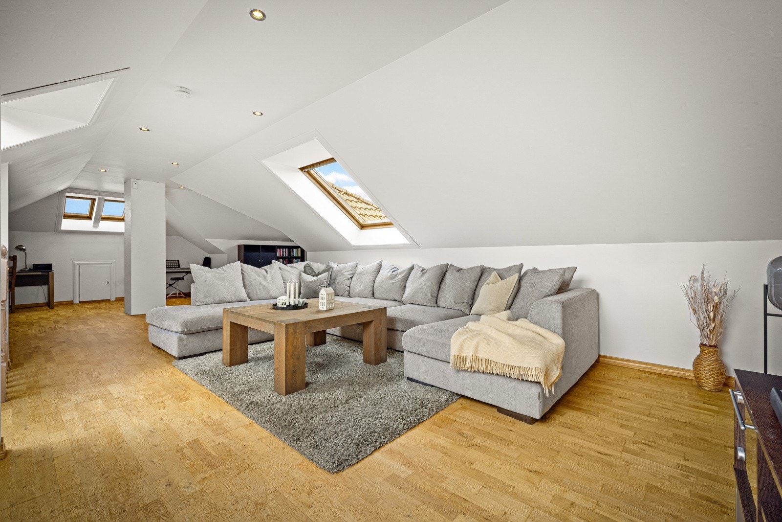 BRA-i er på 46 m² , på grunn av skråtak. Galleribilde