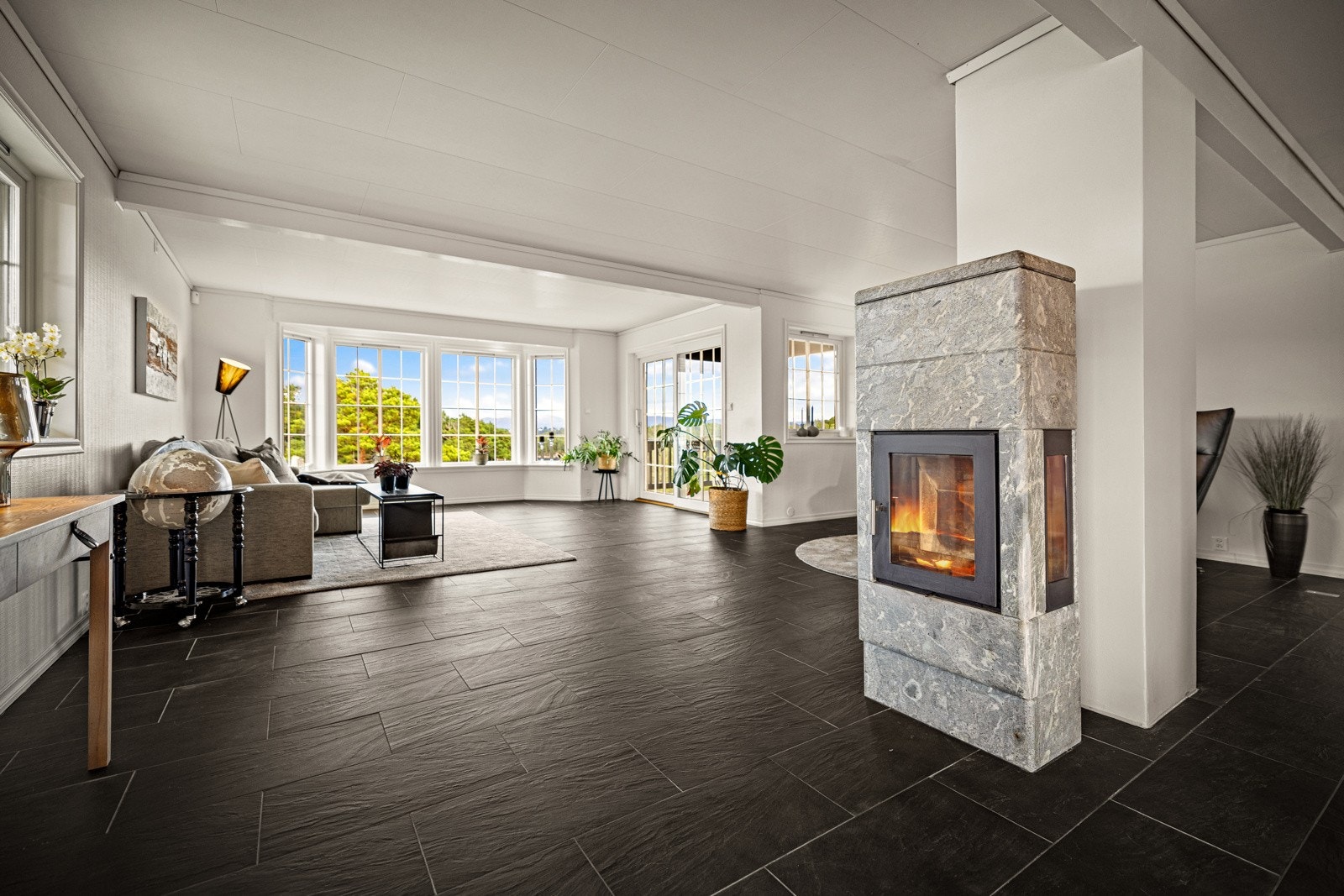 Stor åpen stue med utsikt. Det er sentralstøvsuger i boligen. Galleribilde