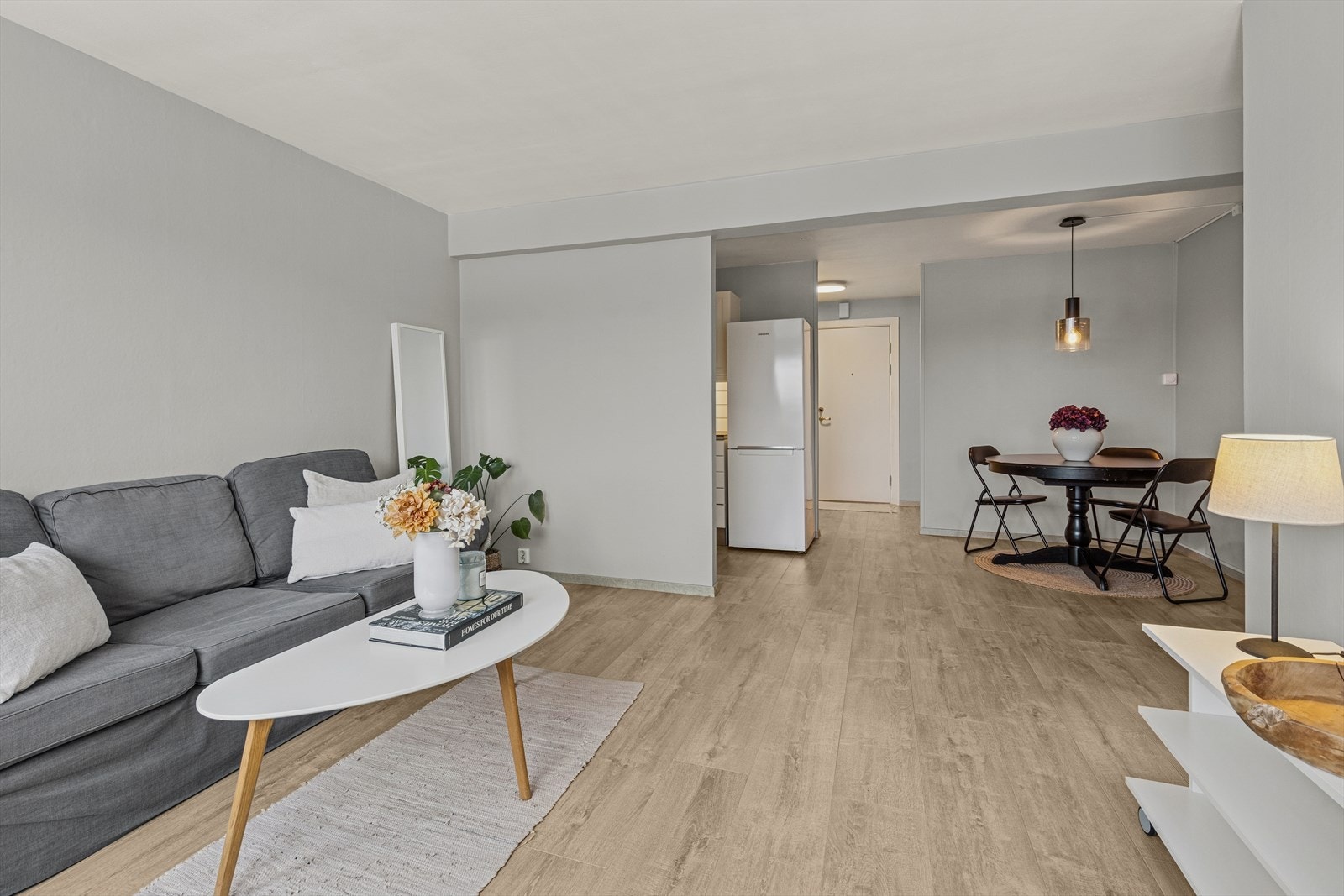 Stuen er arealeffektiv med plass til å innrede med sofagruppe og TV-møblement. Galleribilde