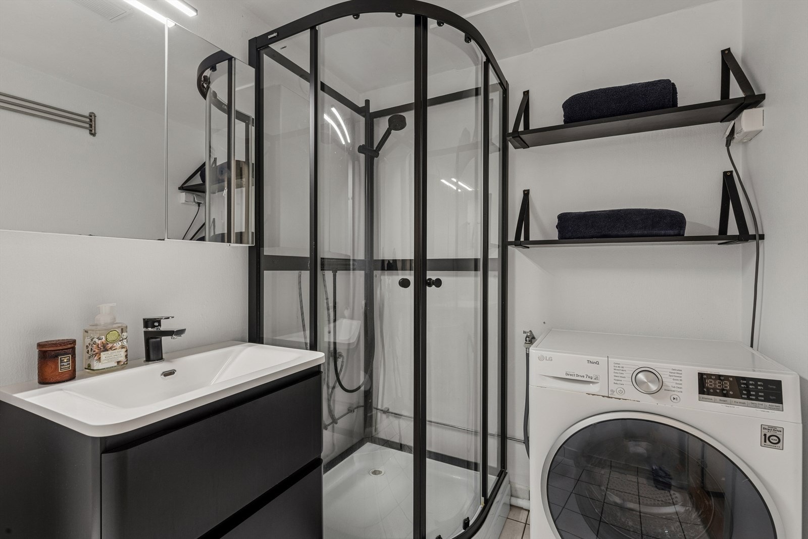 Badet er fra byggeåret og har flislagt gulv med termostatstyrt gulvvarme. Veggene er kledd med våtromstapet, og himlingen har malte plater. Galleribilde