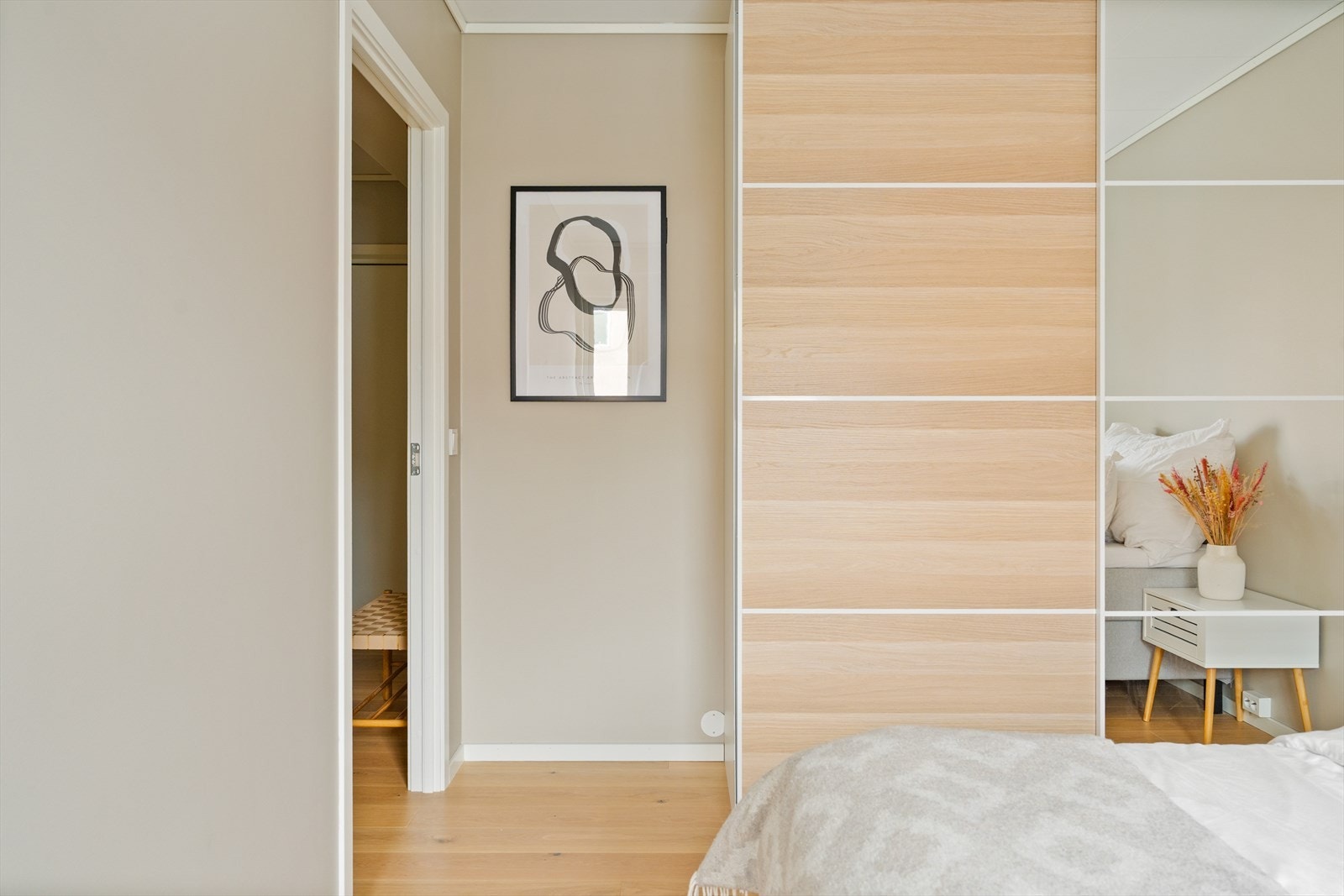 God oppbevaring i garderobeskap Galleribilde