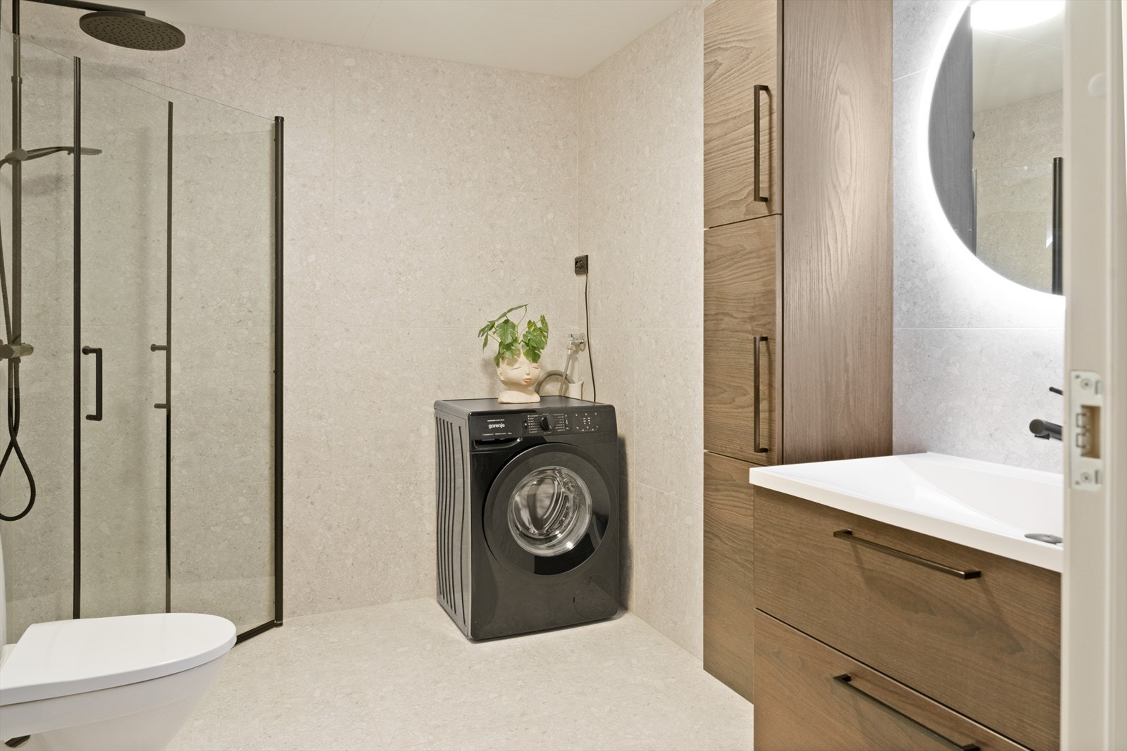 Badet er helfliset, moderne og oppgradert i 2021 - et rom som kombinerer stil og funksjonalitet. Galleribilde