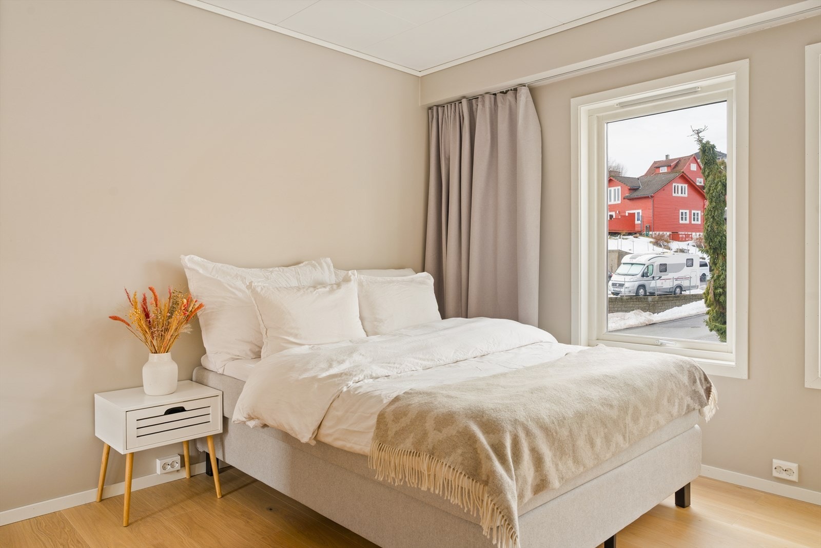 Boligen byr på to luftige og behagelige soverom med gode innredningsmuligheter. Galleribilde