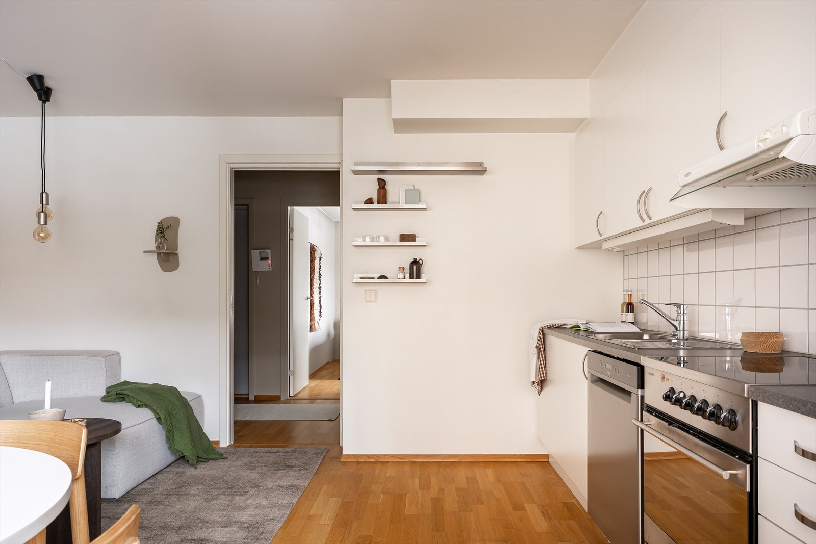 Fint og praktisk kjøkken som er i åpen løsning til stuen. Det er godt med benkeplass og frittstående hvitevarer. Galleribilde
