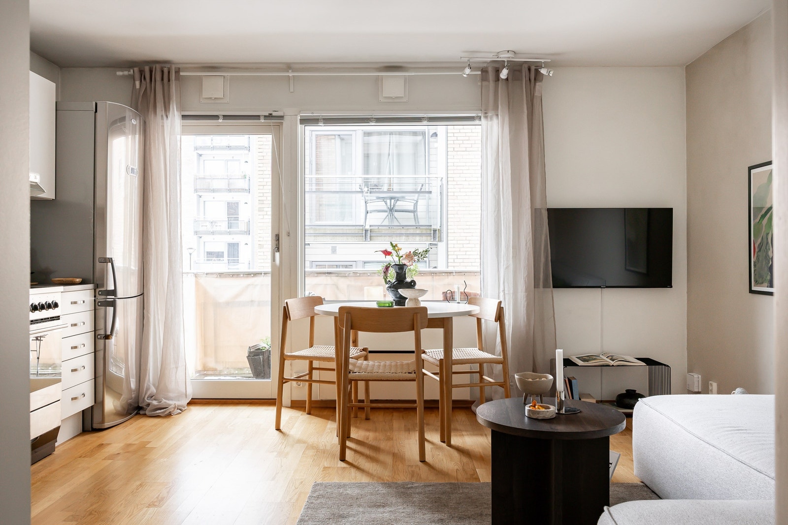 Leiligheten har en god planløsning og består av entré, ett soverom, bad, samt kjøkken/stue. Galleribilde
