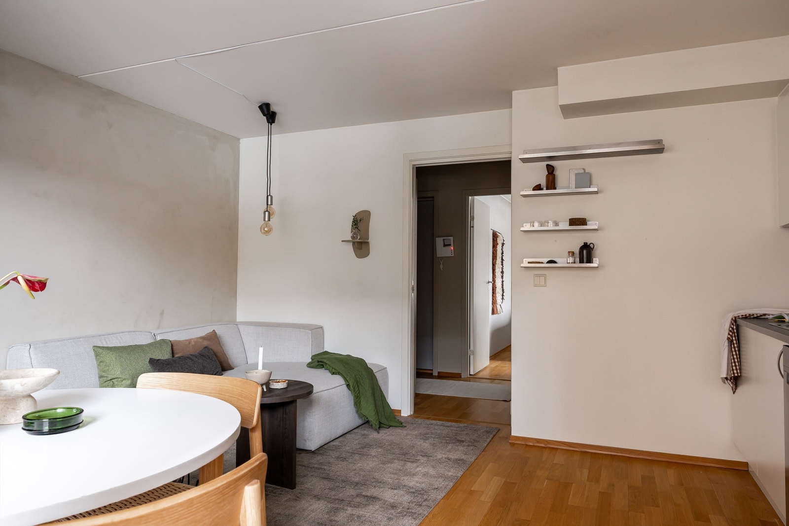 Stuen er romslig med plass til både spisebord, og tv/sofa-sone. Galleribilde