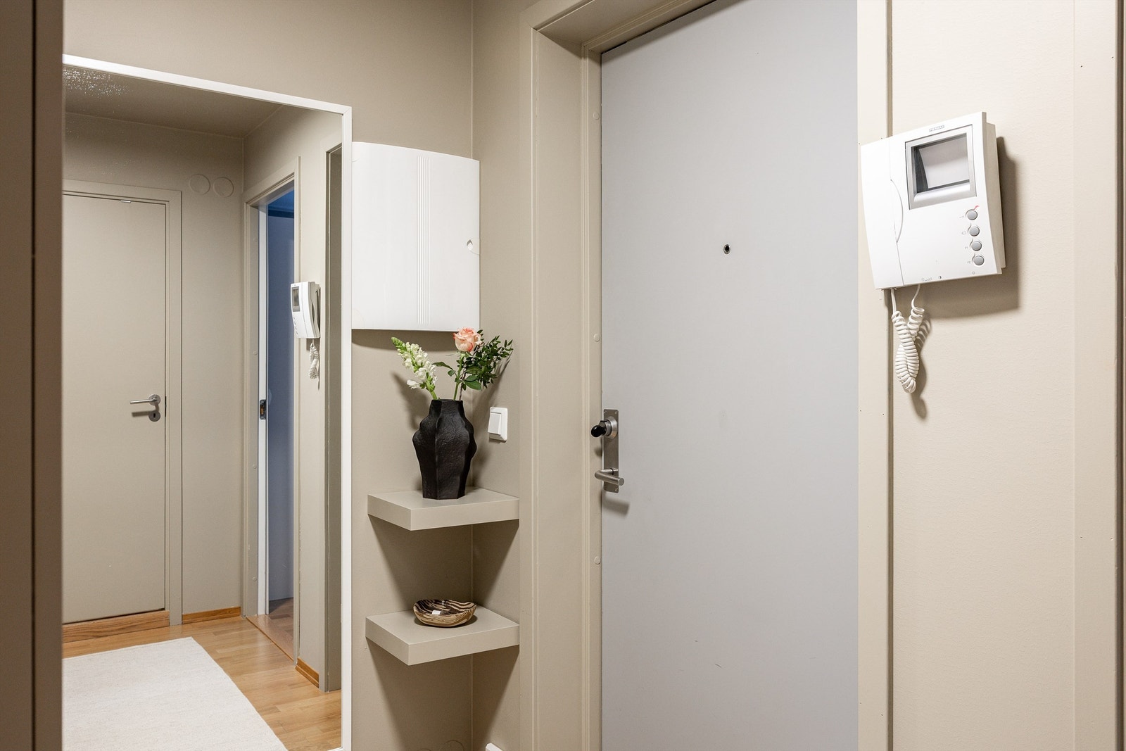 Velkommen inn til en lys, åpen og innbydende entré, som gir et godt førsteinntrykk av leiligheten. Galleribilde