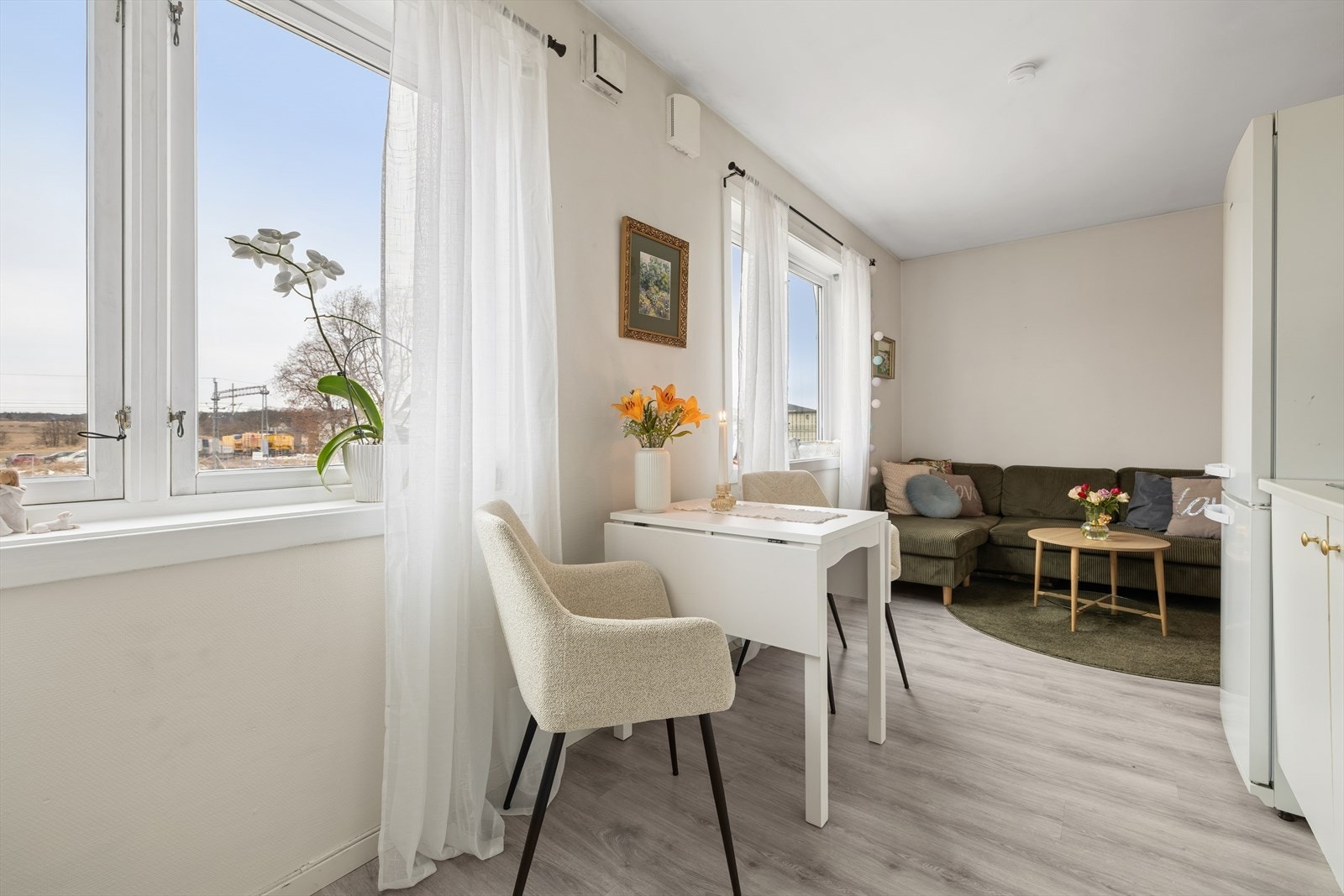 Lys leilighet med mange vindusflater Galleribilde