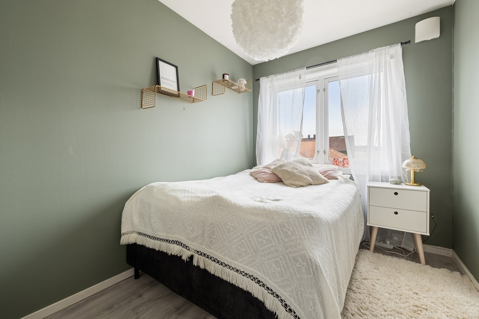 Romslig soverom med garderobe Galleribilde