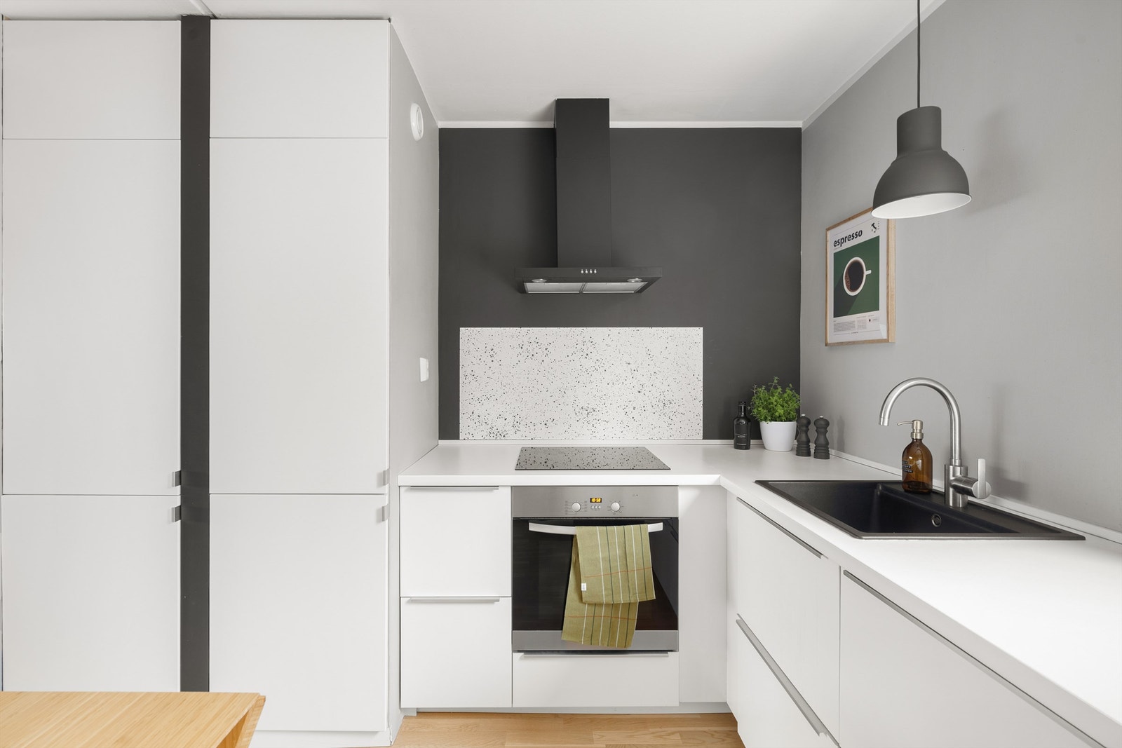 Kokesonen er utstyrt med nedfelt induksjonstopp og vegghengt ventilator med kullfilter. Galleribilde