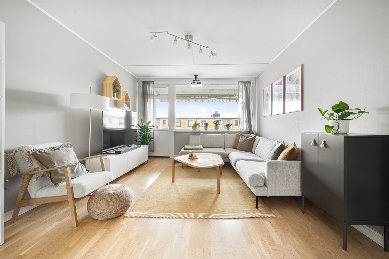 Stuen har god plass til sofagruppe og utgang til en vestvendt balkong på 9 m². Foto: Martine Eren Jacobsen. Galleribilde