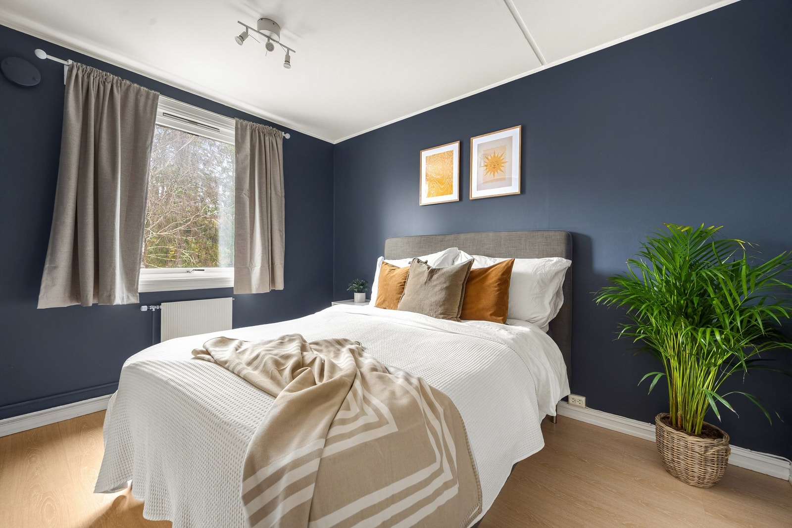 Hovedsoverommet har god plass til dobbeltseng og tilhørende møblement. Galleribilde