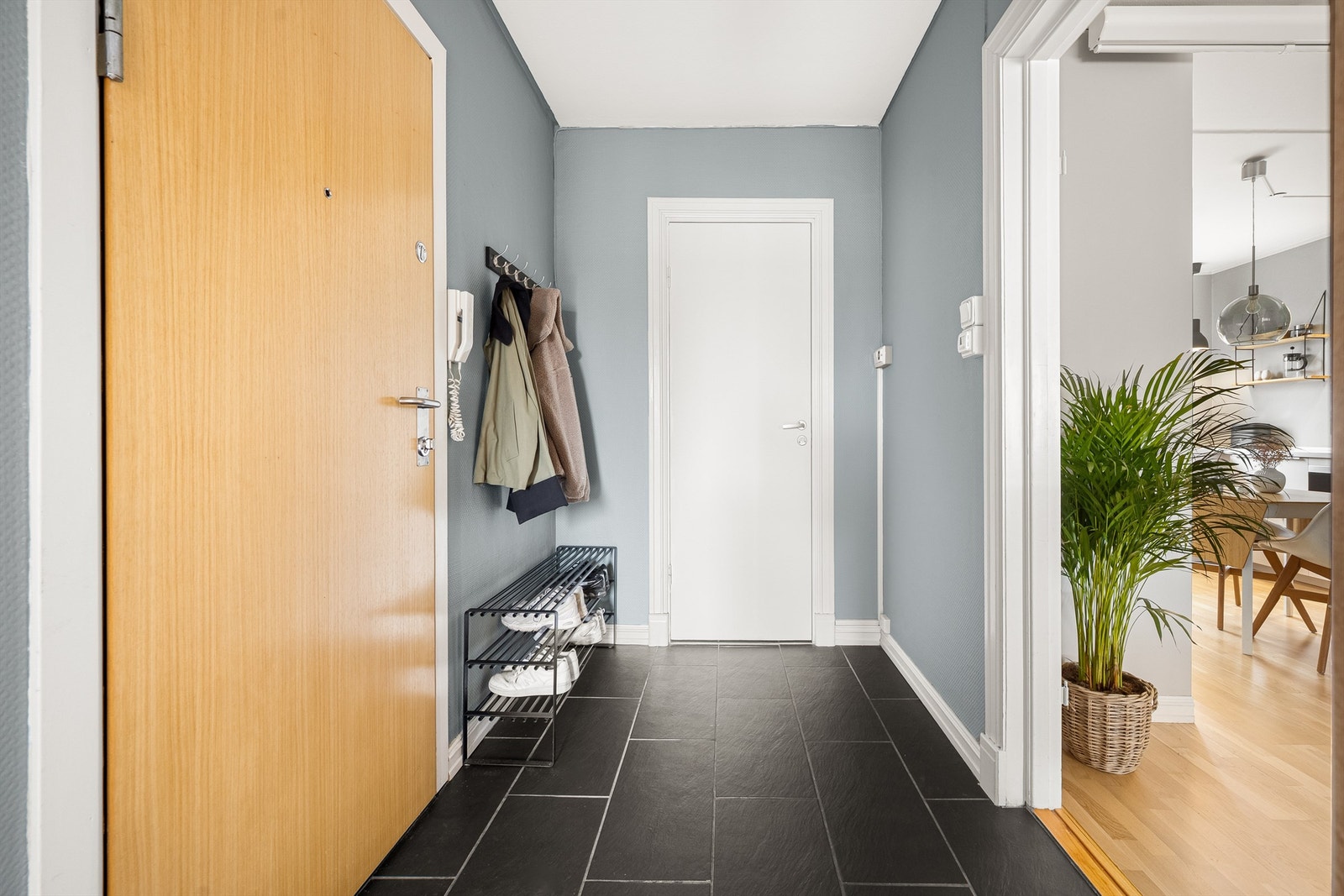 I entréen blir du møtt av et flislagt gulv med behagelig gulvvarme. Døren er brann- og lydklassifisert (B30/40dB). Galleribilde
