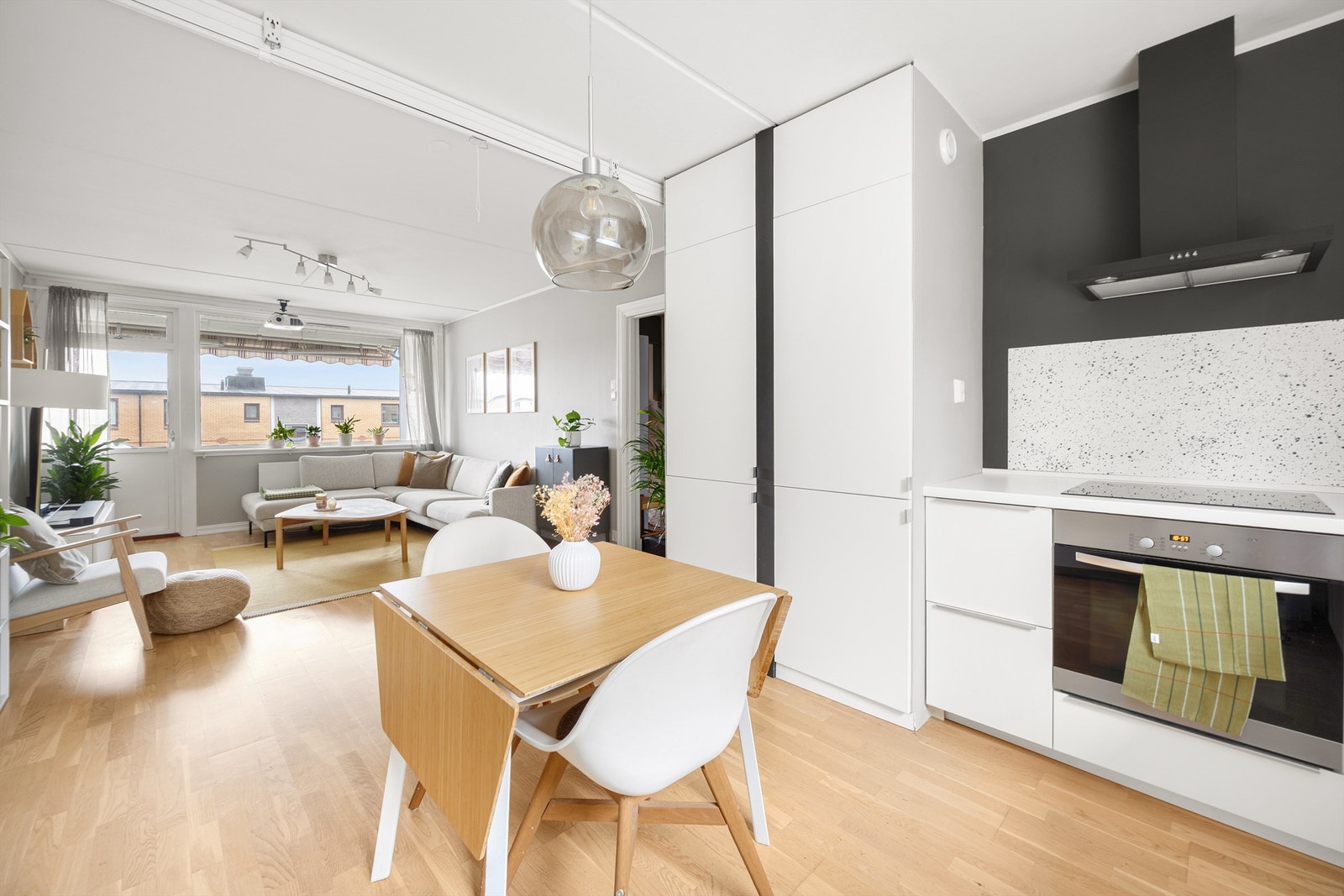 Kjøkkeninnredningen fra 2014 har slette fronter og integrerte hvitevarer. Galleribilde