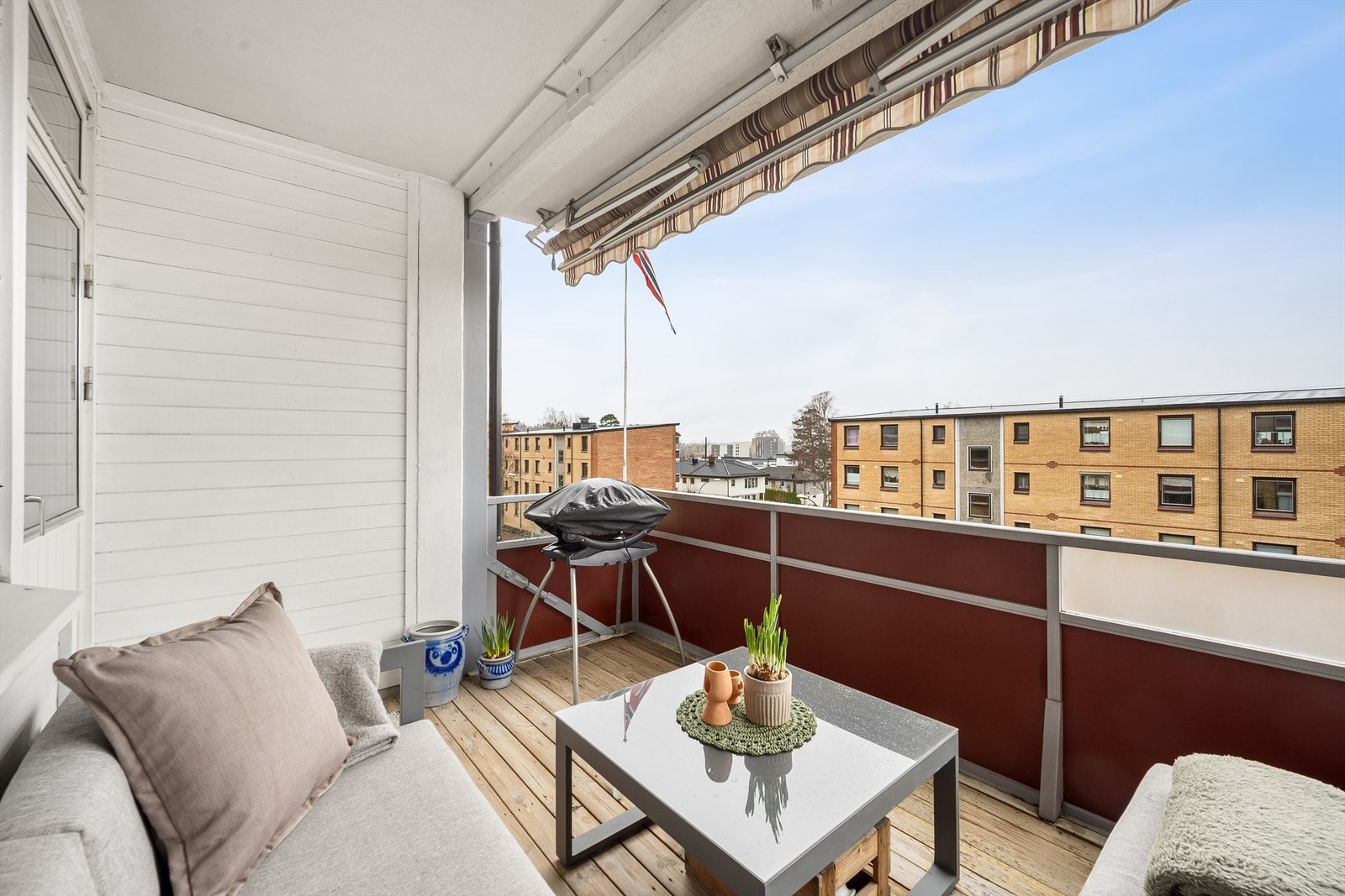 Den vestvendte balkongen på 9 m² har gode solforhold med sol fra ca 14-21 sommerstid. Galleribilde