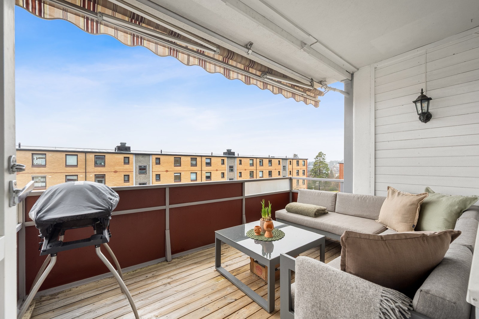 Fra stuen har du utgang til romslig og vestevent balkong med overbygg og praktisk markise. Foto: Martine Eren Jacobsen. Galleribilde