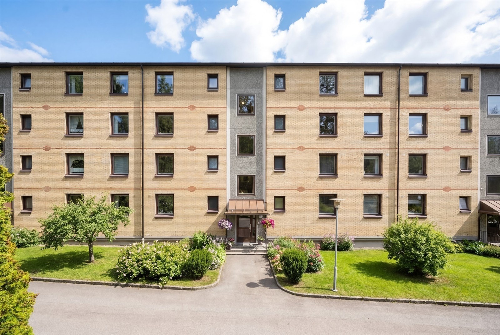 Fasaden sett fra inngangssiden, sommerstid.
Ulsrud borettslag består av 240 boliger og er kjent for sine velholdte fellesområder. Galleribilde