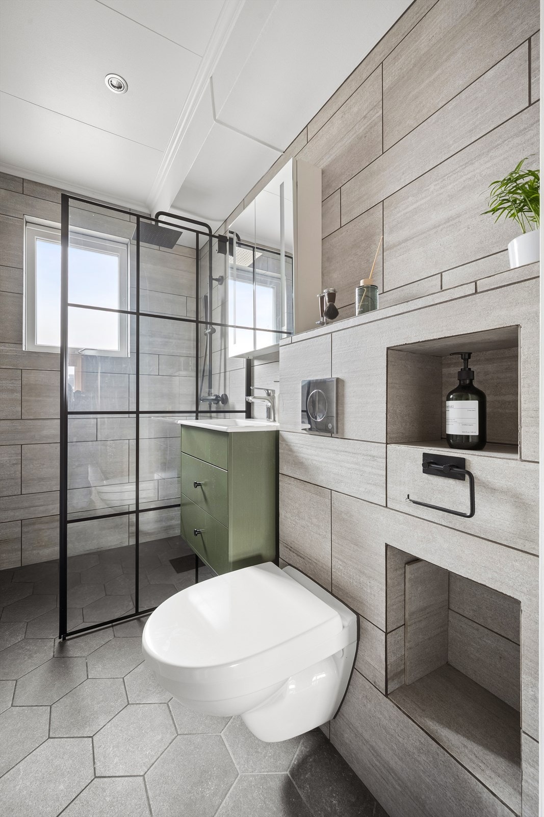 Her er det vegghengt toalett med innebygget sisterne og downlights i himlingen. Galleribilde